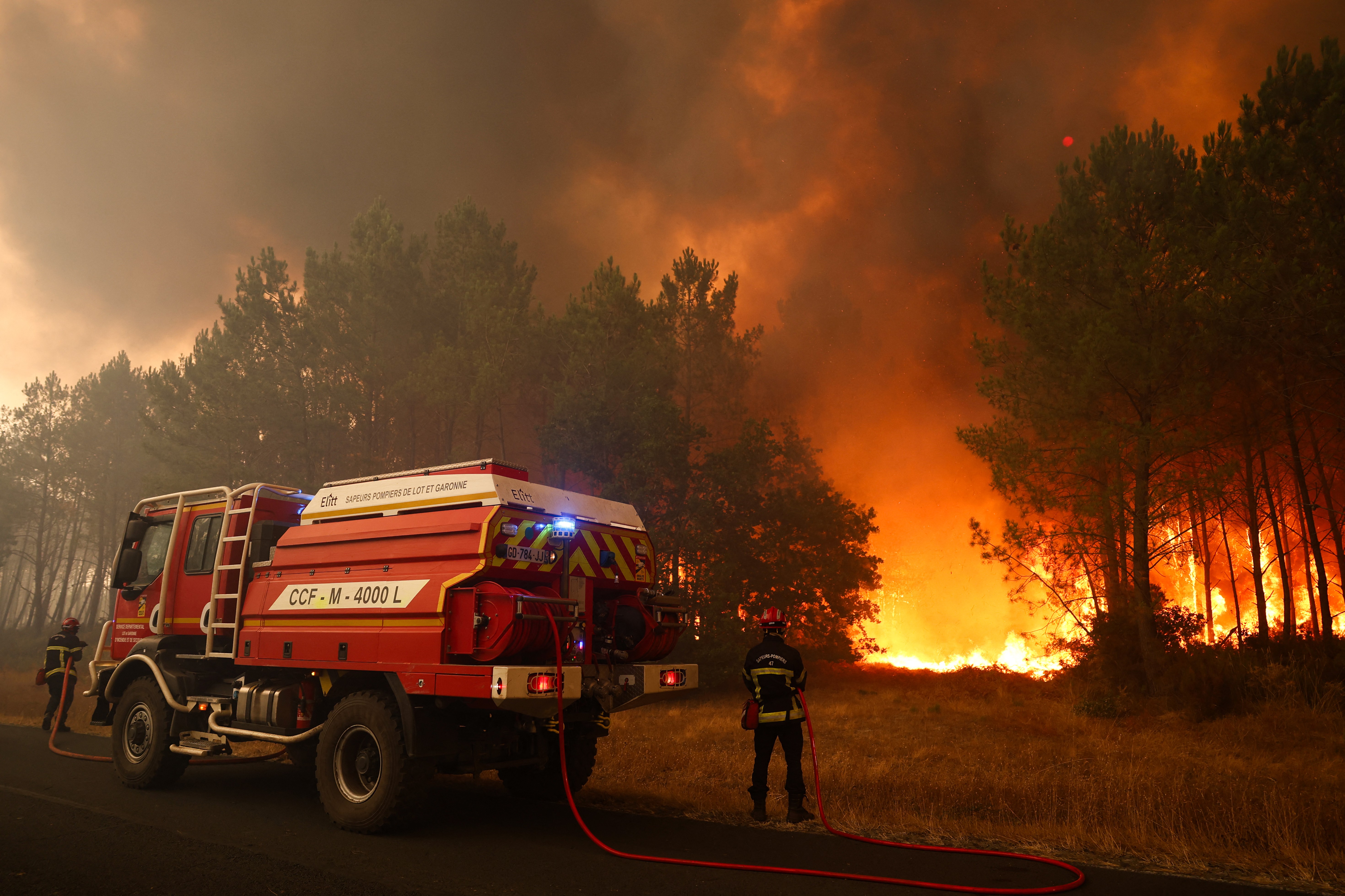 Incêndios tiram mais de 300 mil pessoas de suas casas na Europa
