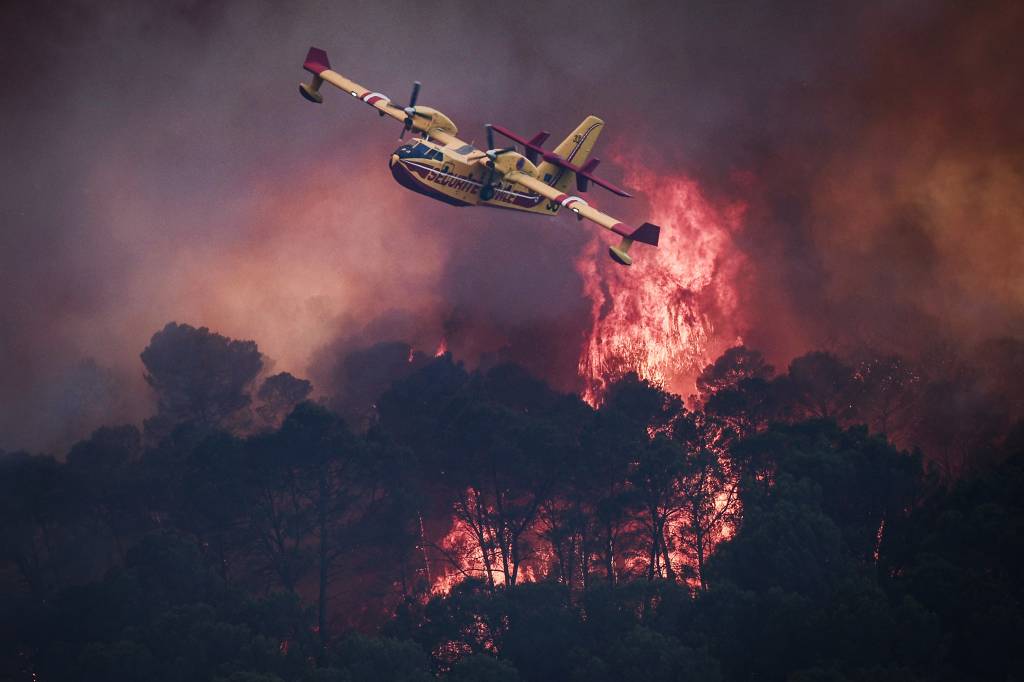 AFP__20260723__C2YU9CT__v5__HighRes__TopshotFranceEnvironmentClimateWeatherWildfire