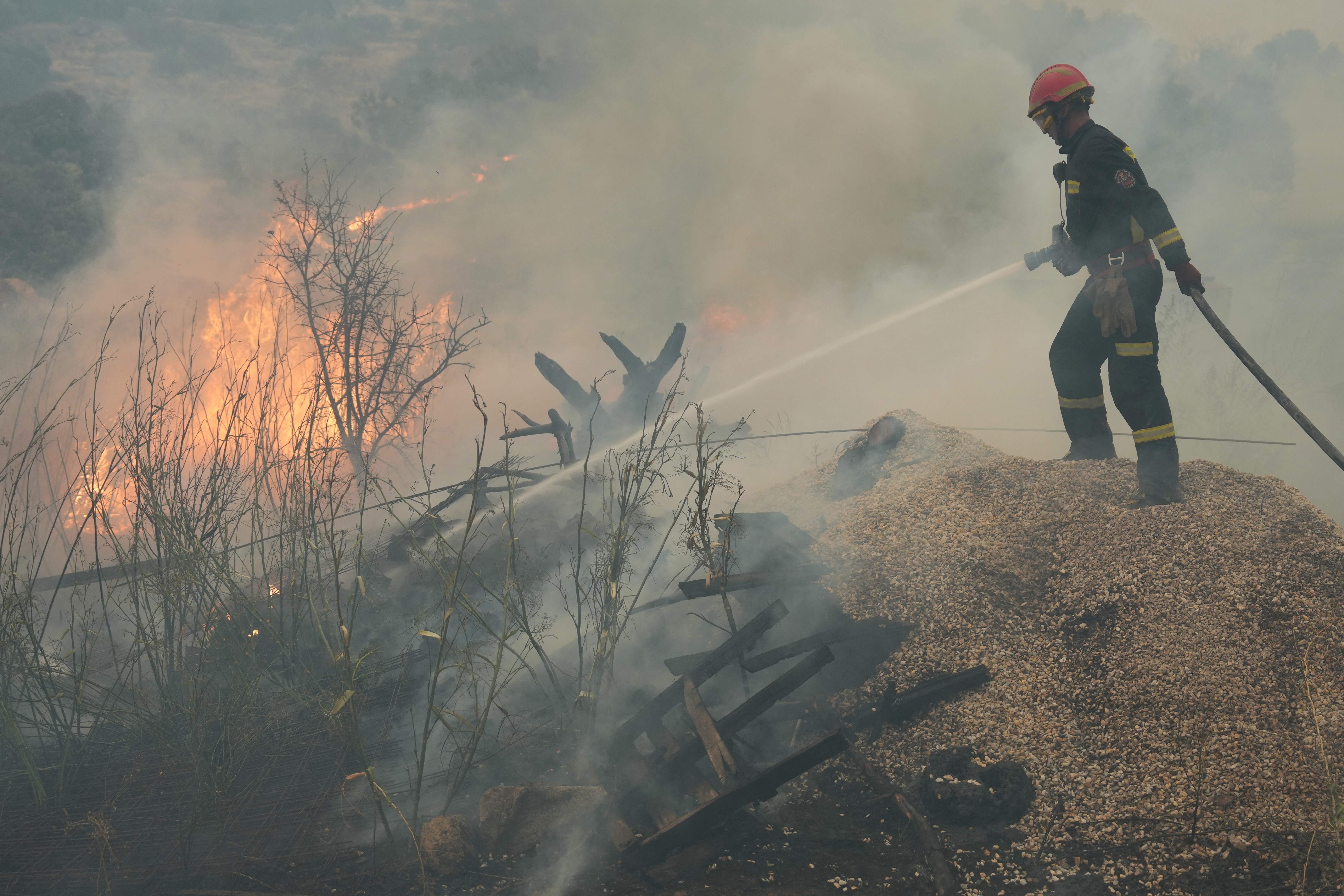 Incêndios florestais na Espanha estão em ‘pico’ e ‘fora de capacidade de extinção’, dizem autoridades