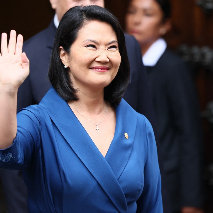 Keiko Fujimori assume Presidência do Peru após vitória acirrada