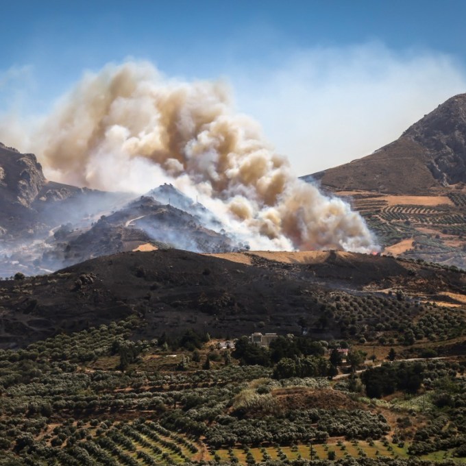Bombeiros morrem tentando conter megaincêndio florestal na Grécia