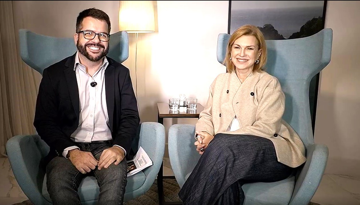 Adriana Garambone fala de maternidade 40+, feminismo no palco e saída da Record