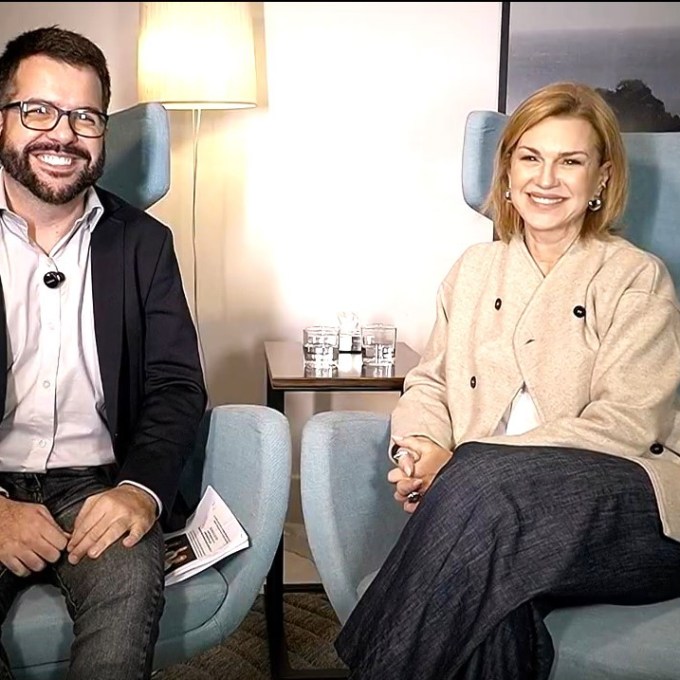 Adriana Garambone fala de maternidade 40+, feminismo no palco e saída da Record