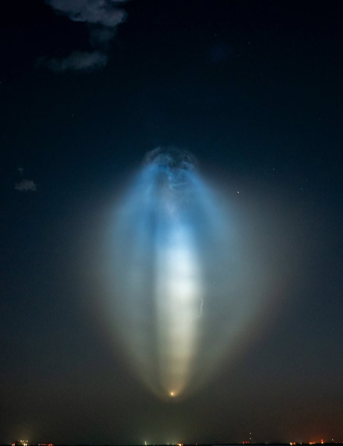 Entenda o efeito no céu gerado pelo foguete de Elon Musk