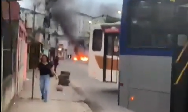 Criminosos usam ônibus como barricadas durante operação da PM no Complexo da Pedreira