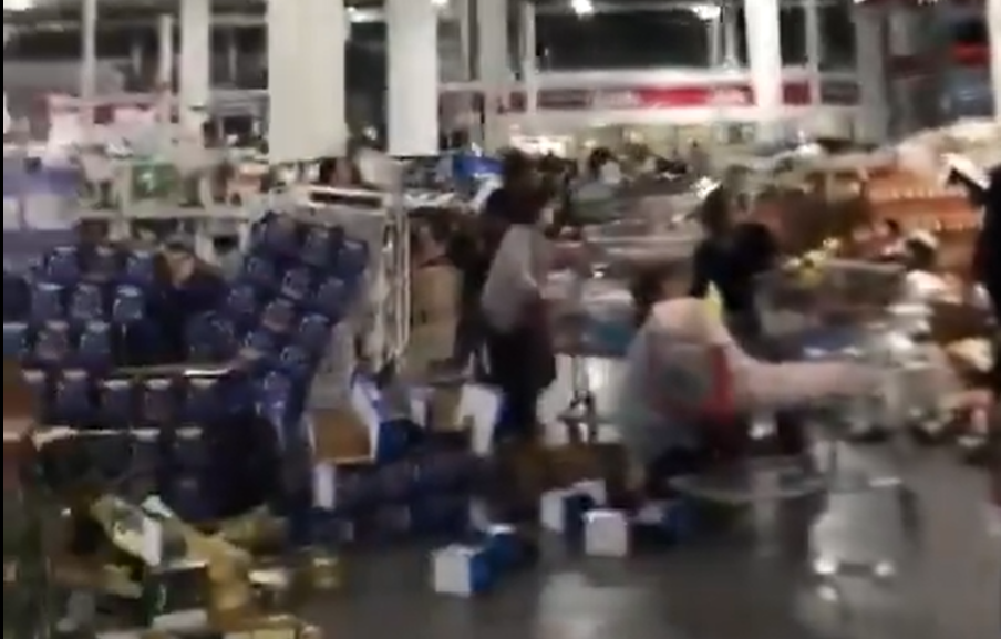 Vídeo: tremor no Japão deixa pessoas presas dentro de shopping destruído