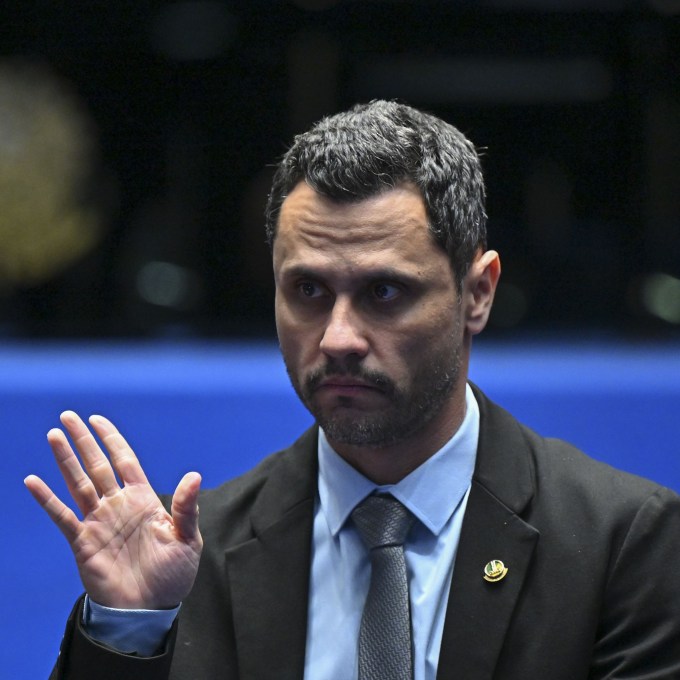 Por que a liderança nas pesquisas não resolveu o impasse de Cleitinho em Minas