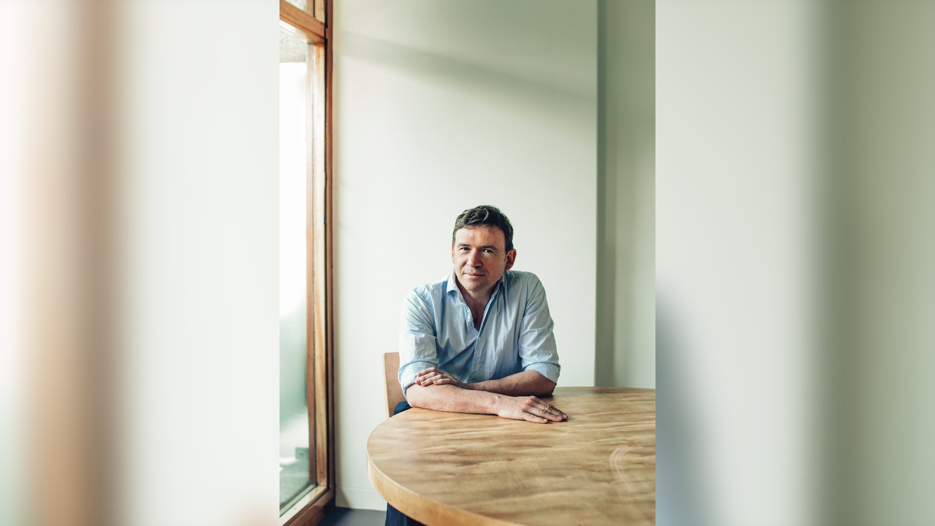 Autor de ‘Um Dia’, David Nicholls lança novo livro e desabafa sobre maturidade: “Escrevo sobre amor”