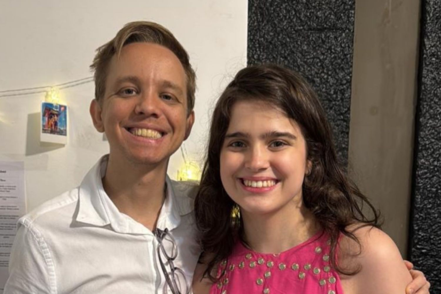 Filha de Tadeu Schmidt anuncia noivado aos 24 anos