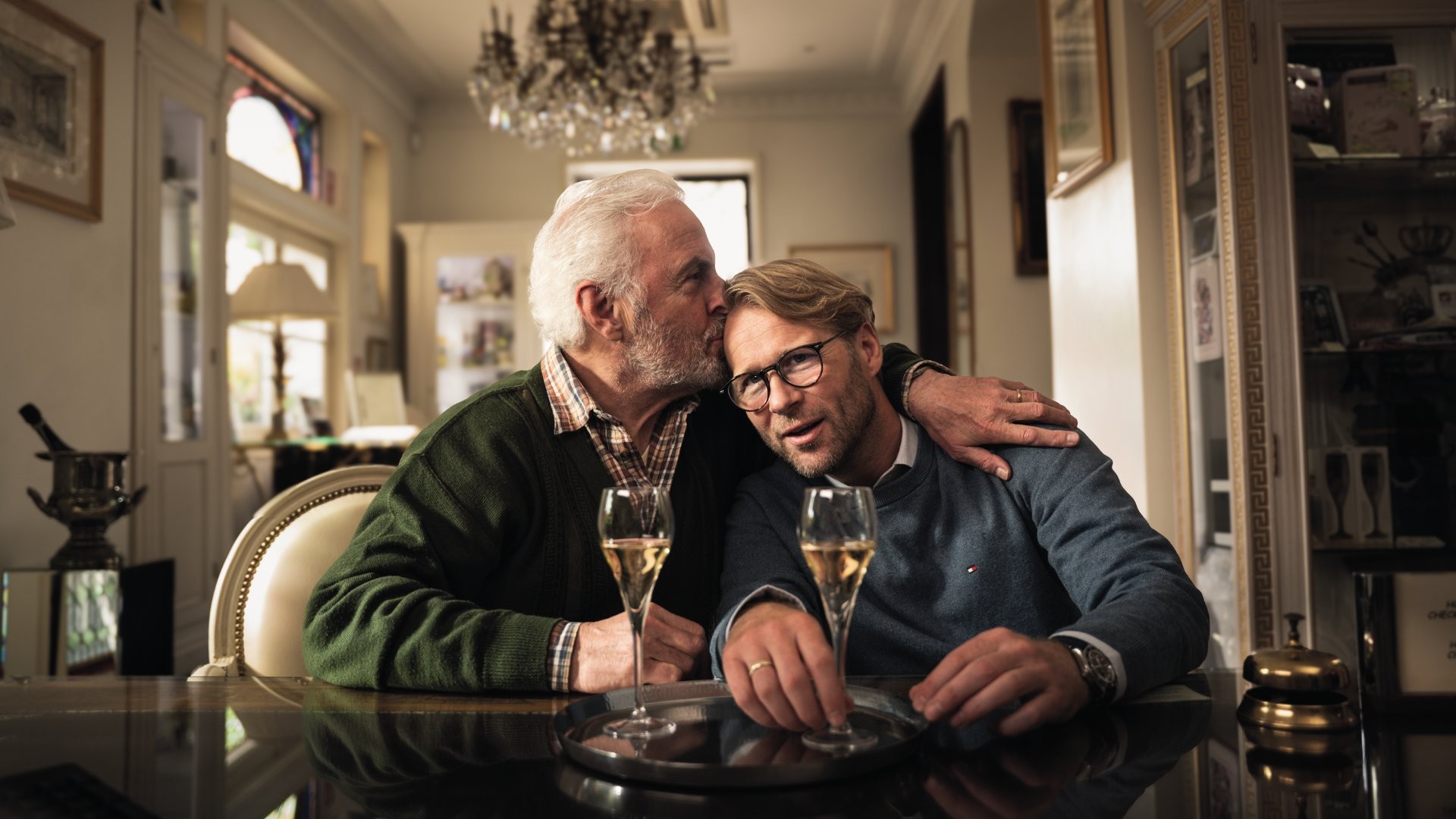 ‘Champagne’: viagem entre pai e filho vira dramédia holandesa emocionante