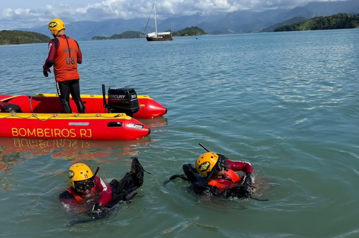 Bombeiros encontram corpo na mesma praia em que pescador desapareceu durante ventania