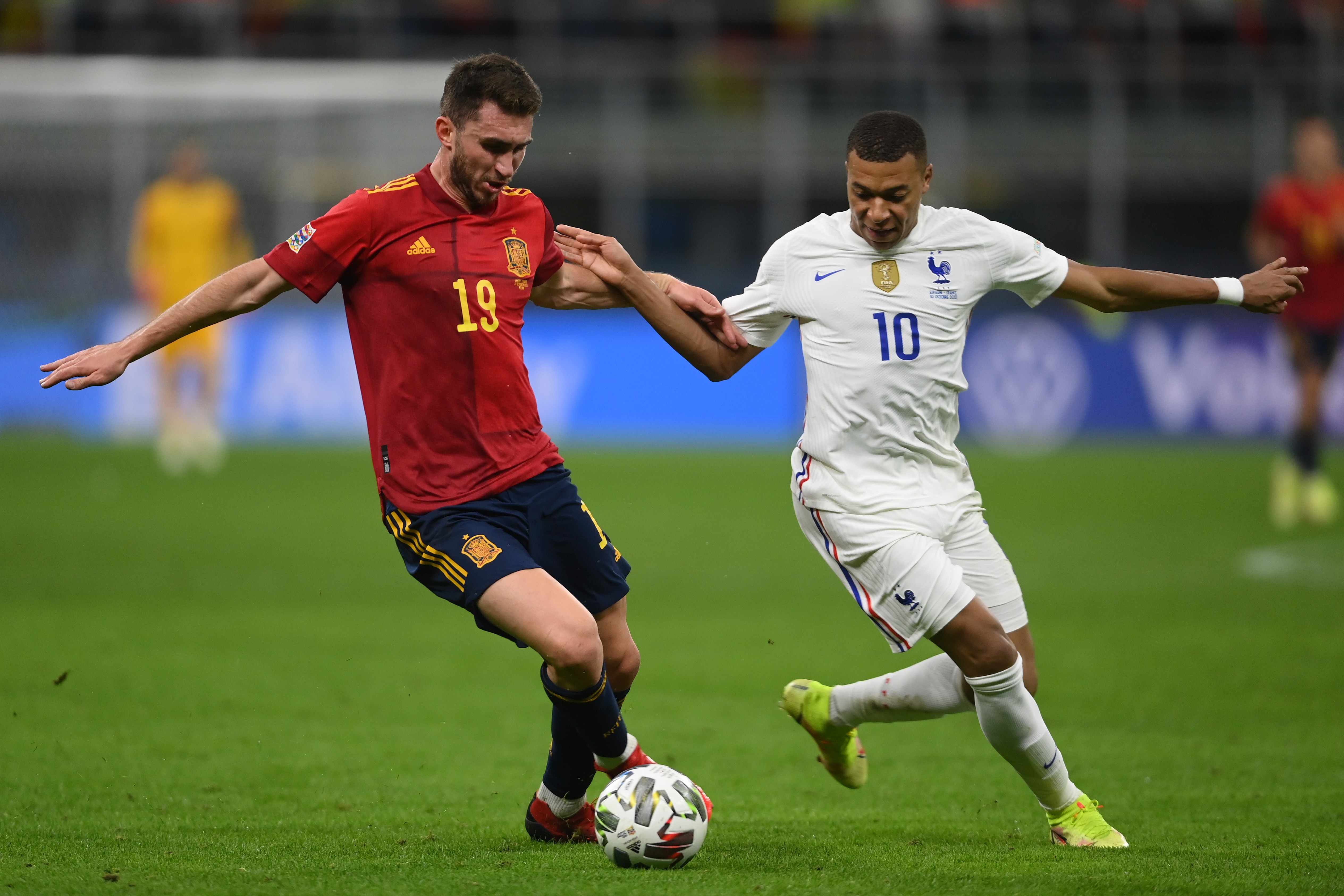 Nascido na França, zagueiro titular da Espanha enfrenta o país natal na Copa; entenda
