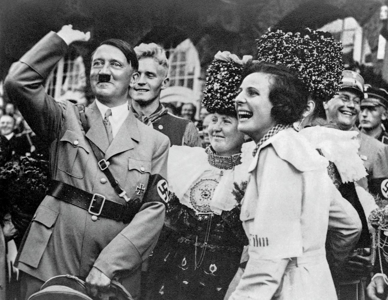 IMAGEM&ensp;- Riefenstahl (&agrave; dir.), ao lado do ditador: talento a servi&ccedil;o do totalitarismo