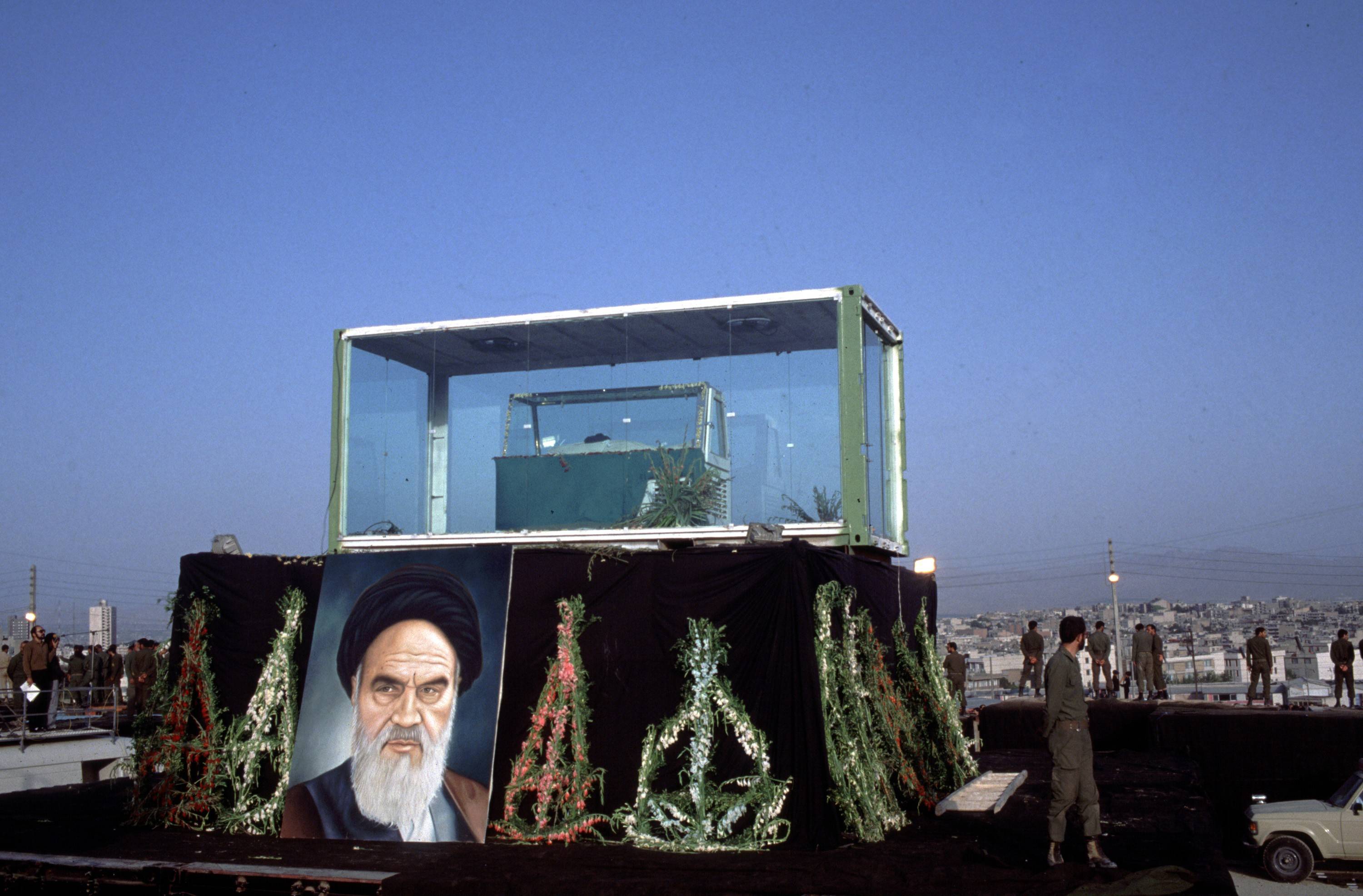 Funeral do líder iraniano: precedente teve até corpo de Khomeini virado