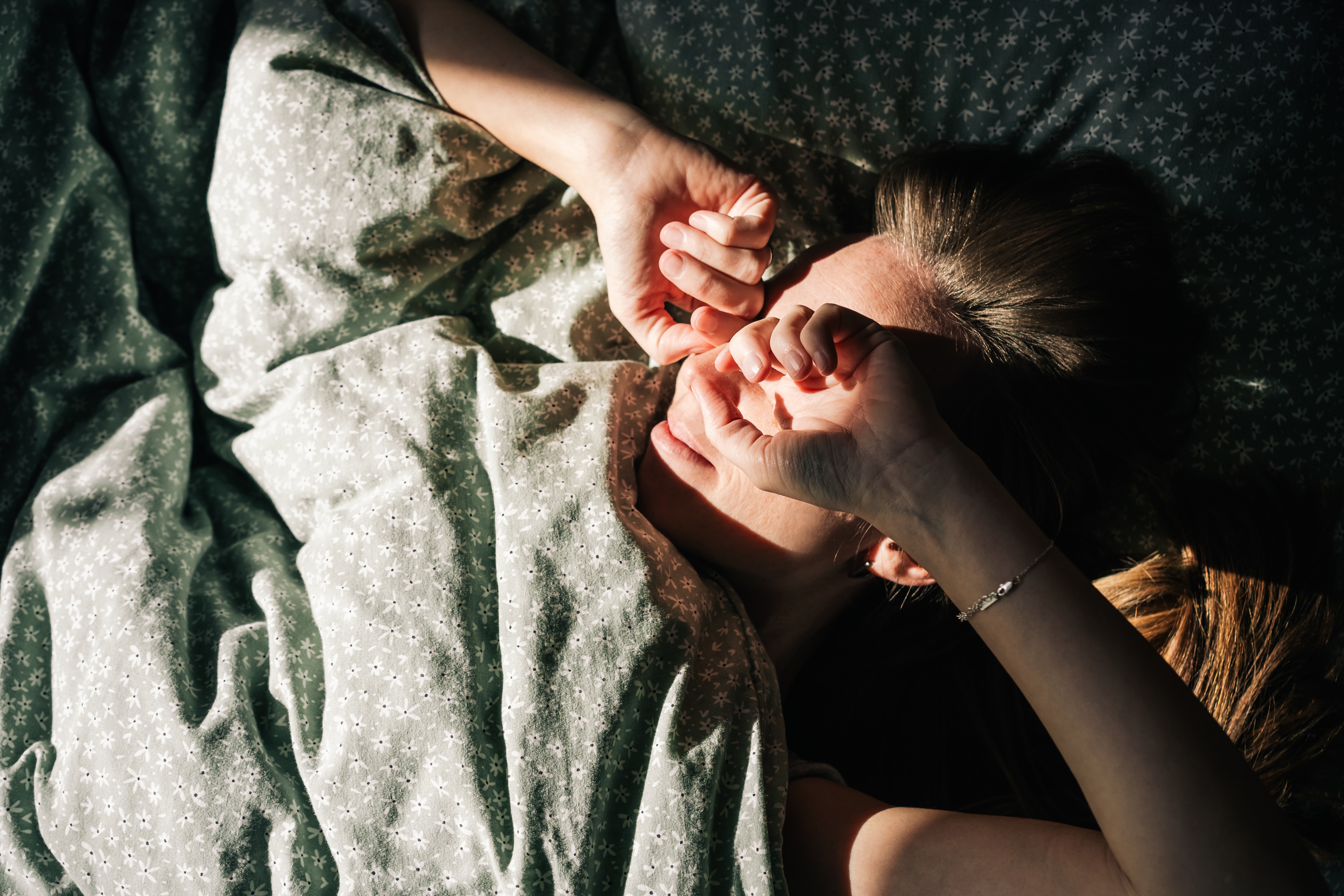 Dormir e comer na mesma hora pode aliviar dores e melhorar o humor, sugere estudo