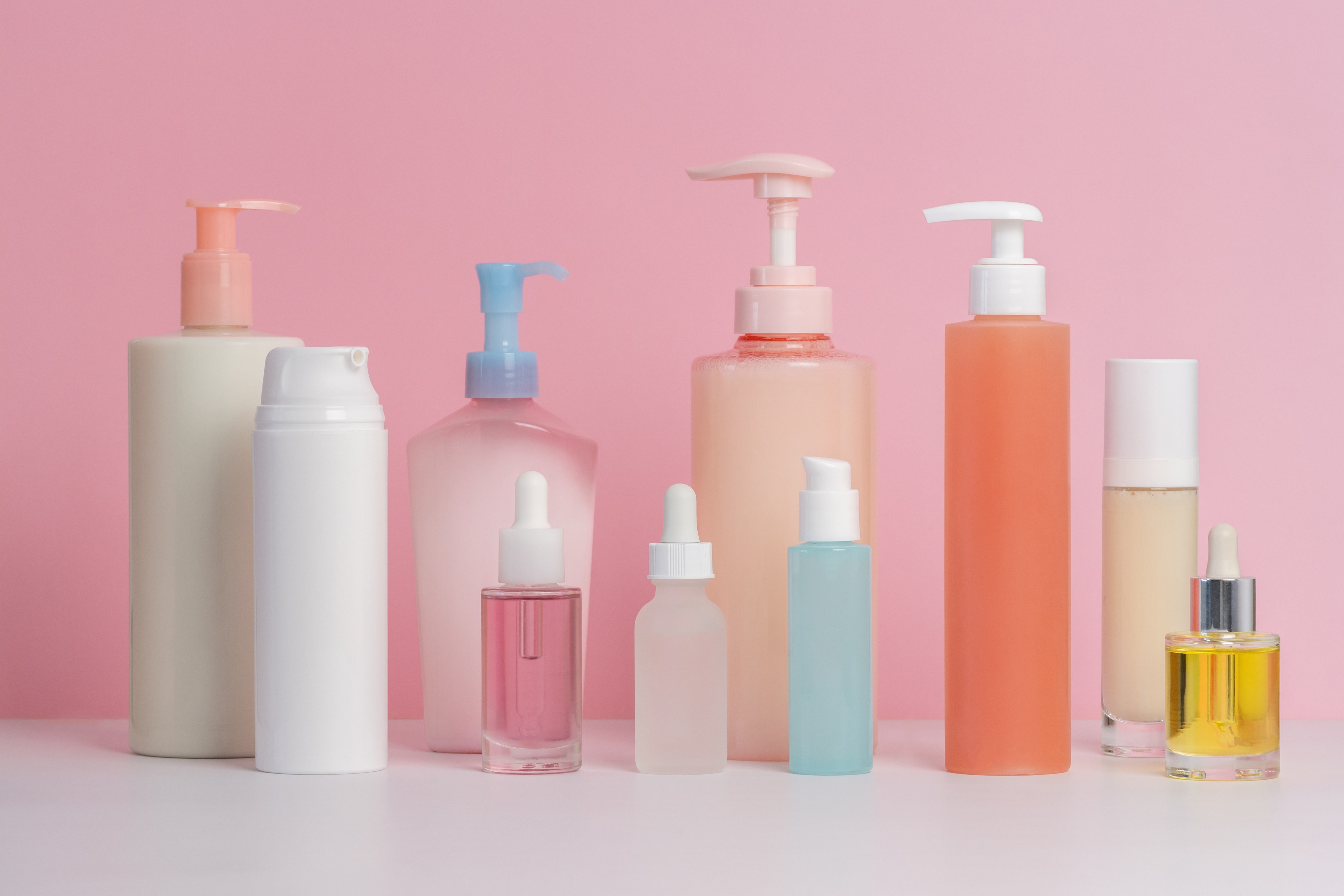 Tintura com cúrcuma, alisante de cabelo e perfume árabe são alvos de proibição da Anvisa