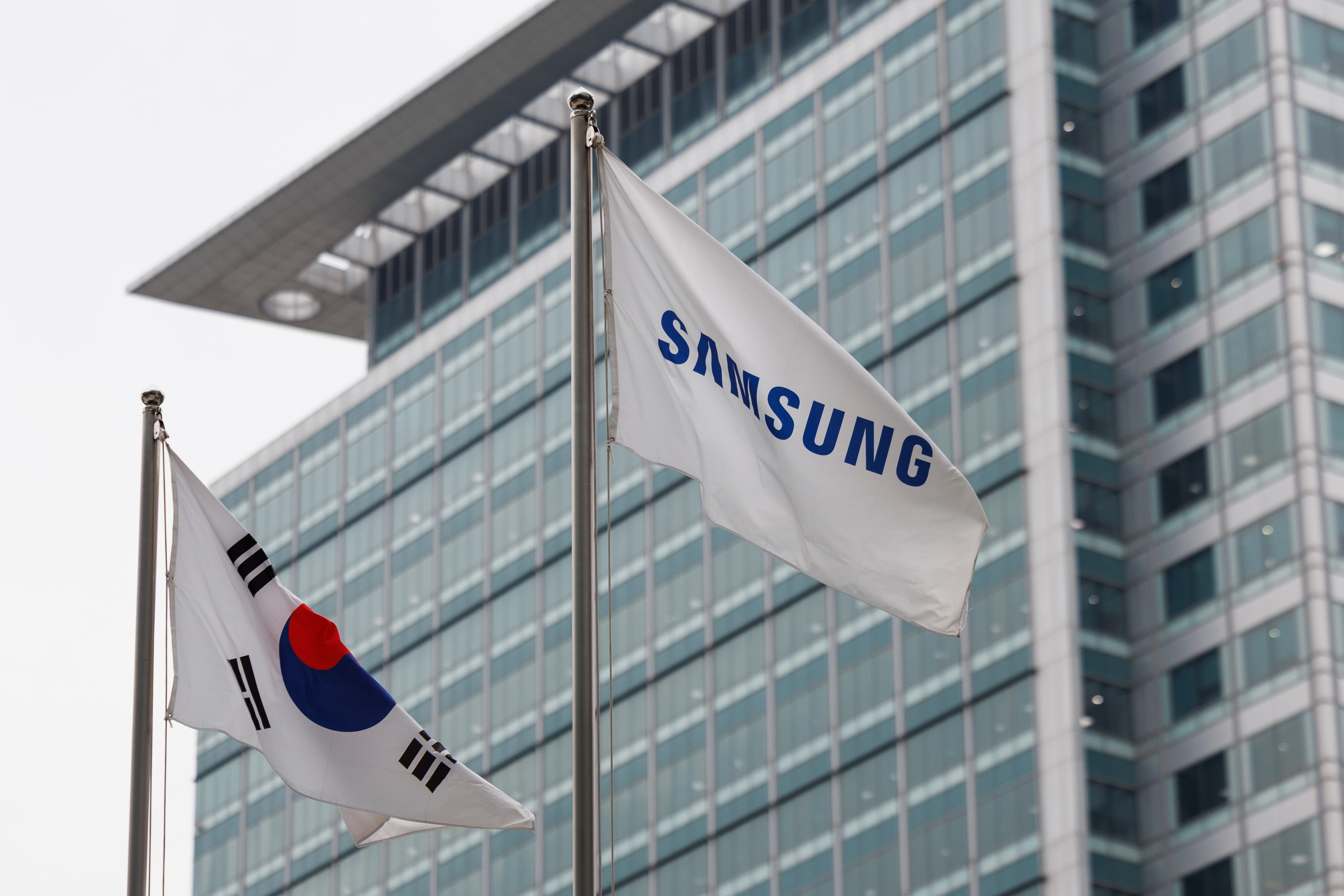 Samsung registra lucro recorde com IA, mas ações despencam por temor de bolha
