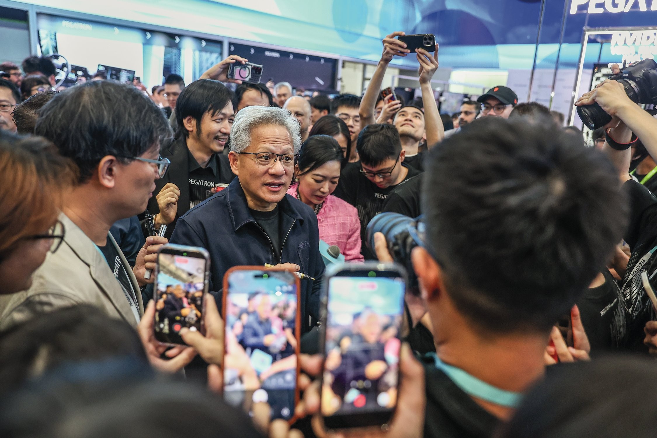 Jensen Huang, fundador da Nvidia, &eacute; cercado por f&atilde;s em Taip&eacute;: os chips da TSMC s&atilde;o a base de seus processadores
