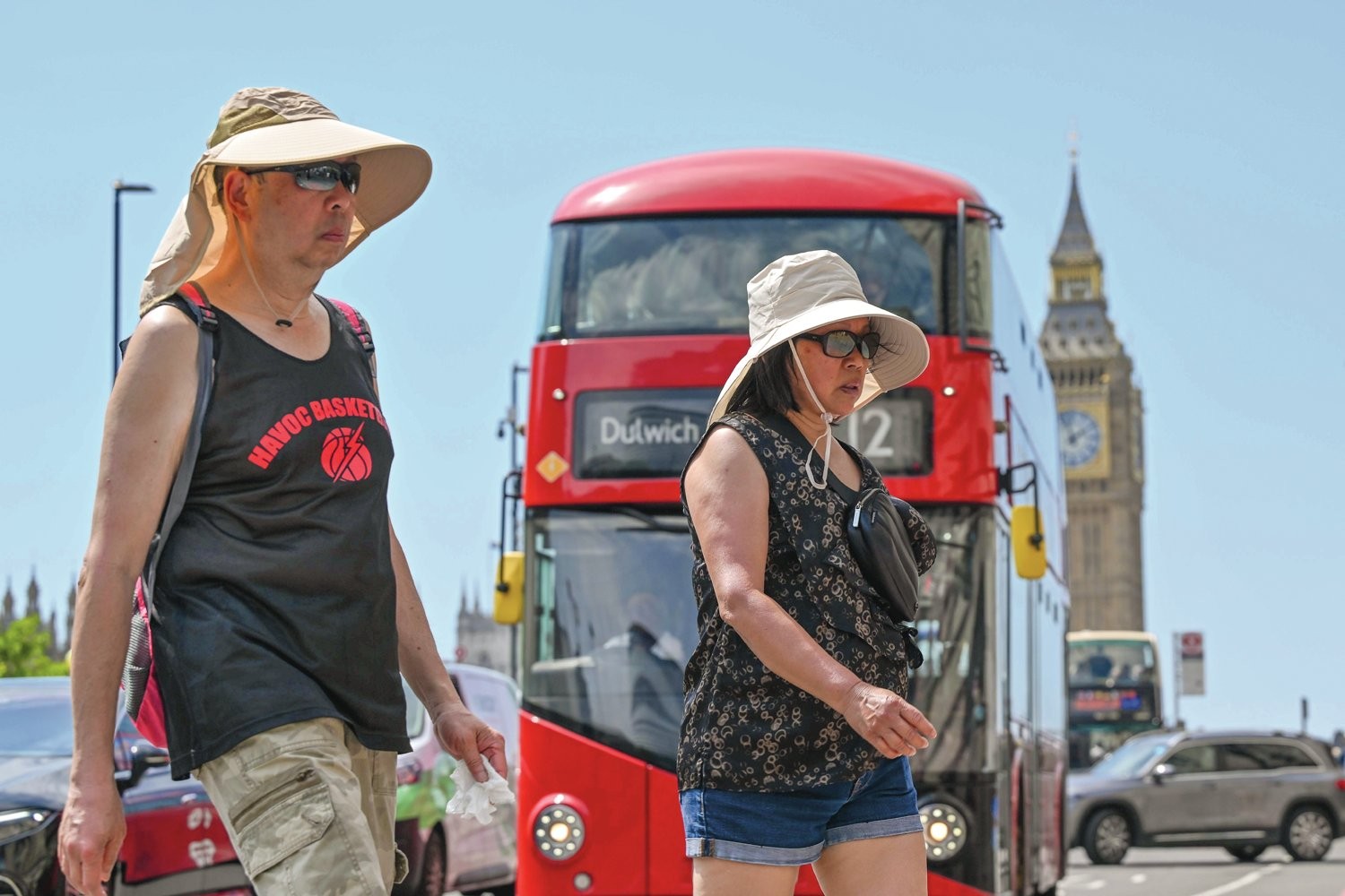 SUFOCO SEM FIM - Calor&atilde;o nas ruas de Londres: temperaturas muito acima da m&eacute;dia atestam que a Europa &eacute; o continente que mais sofre com o aquecimento global