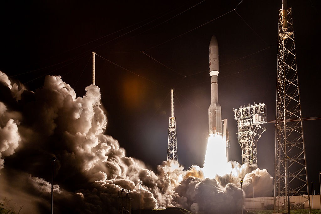 Amazon pretende lançar 5 mil satélites para conectar internet do espaço ao celular