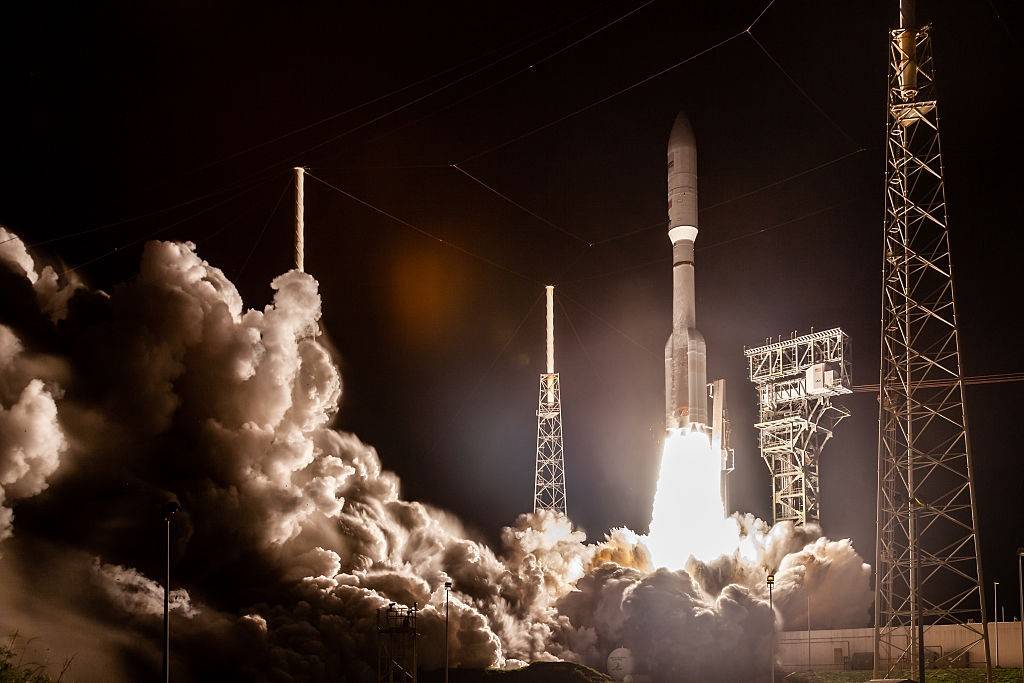 Amazon pretende lançar 5 mil satélites para conectar internet do espaço ao celular
