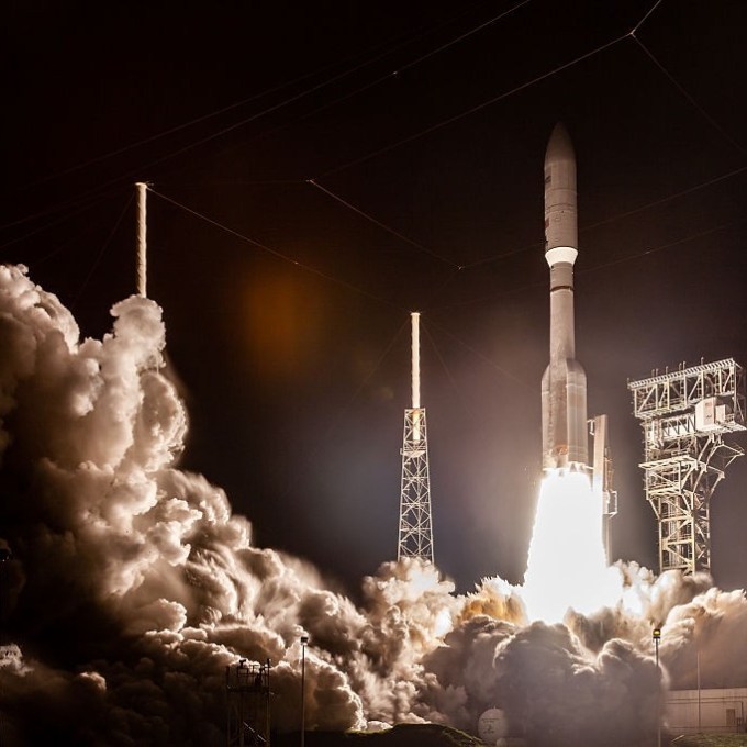 Amazon pretende lançar 5 mil satélites para conectar internet do espaço ao celular