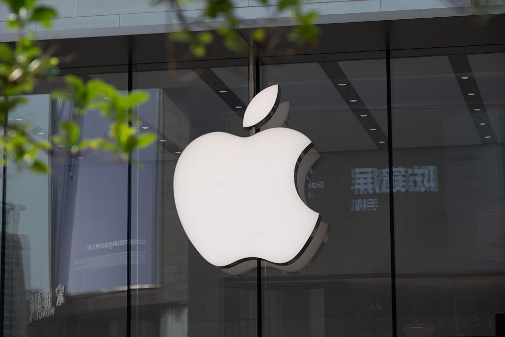Apple e Google terão de derrubar aplicativos de IA que criam ‘deepfakes’ sexuais
