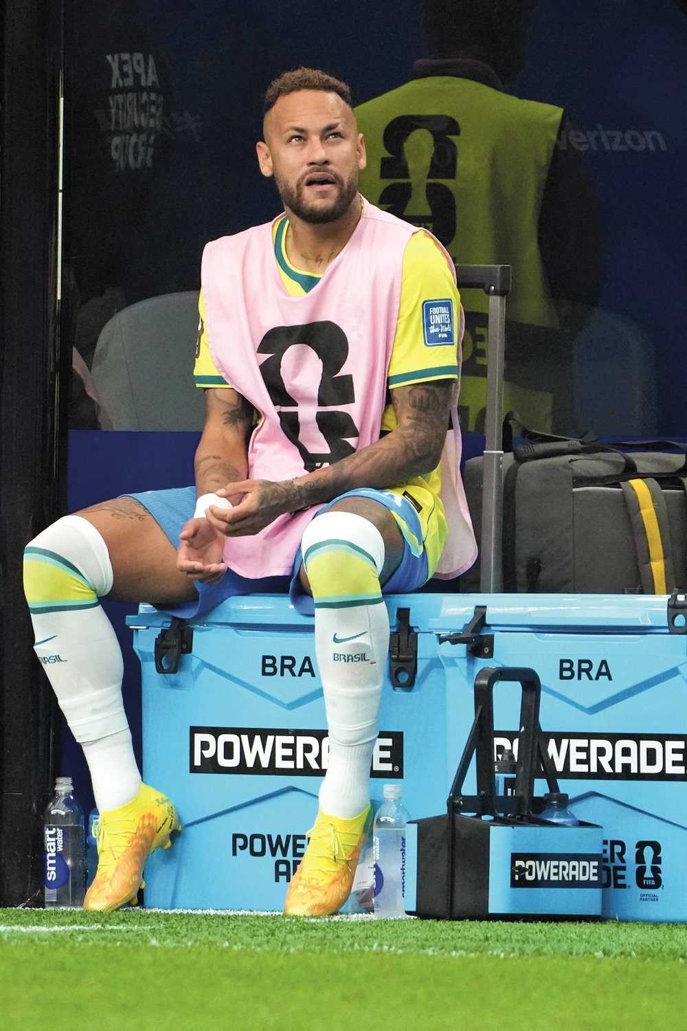 AUTORIDADE -&ensp;Neymar no banco, contra o Jap&atilde;o: obedece quem tem ju&iacute;zo