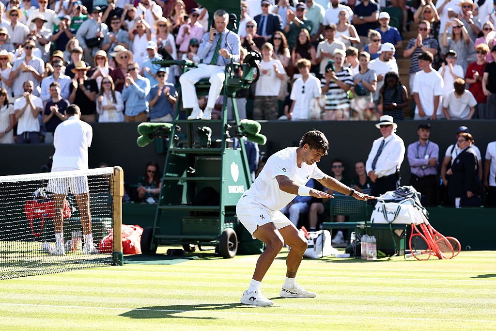Tenista italiano ‘surfa’ como Matheus Cunha após vitória em Wimbledon; confira vídeo