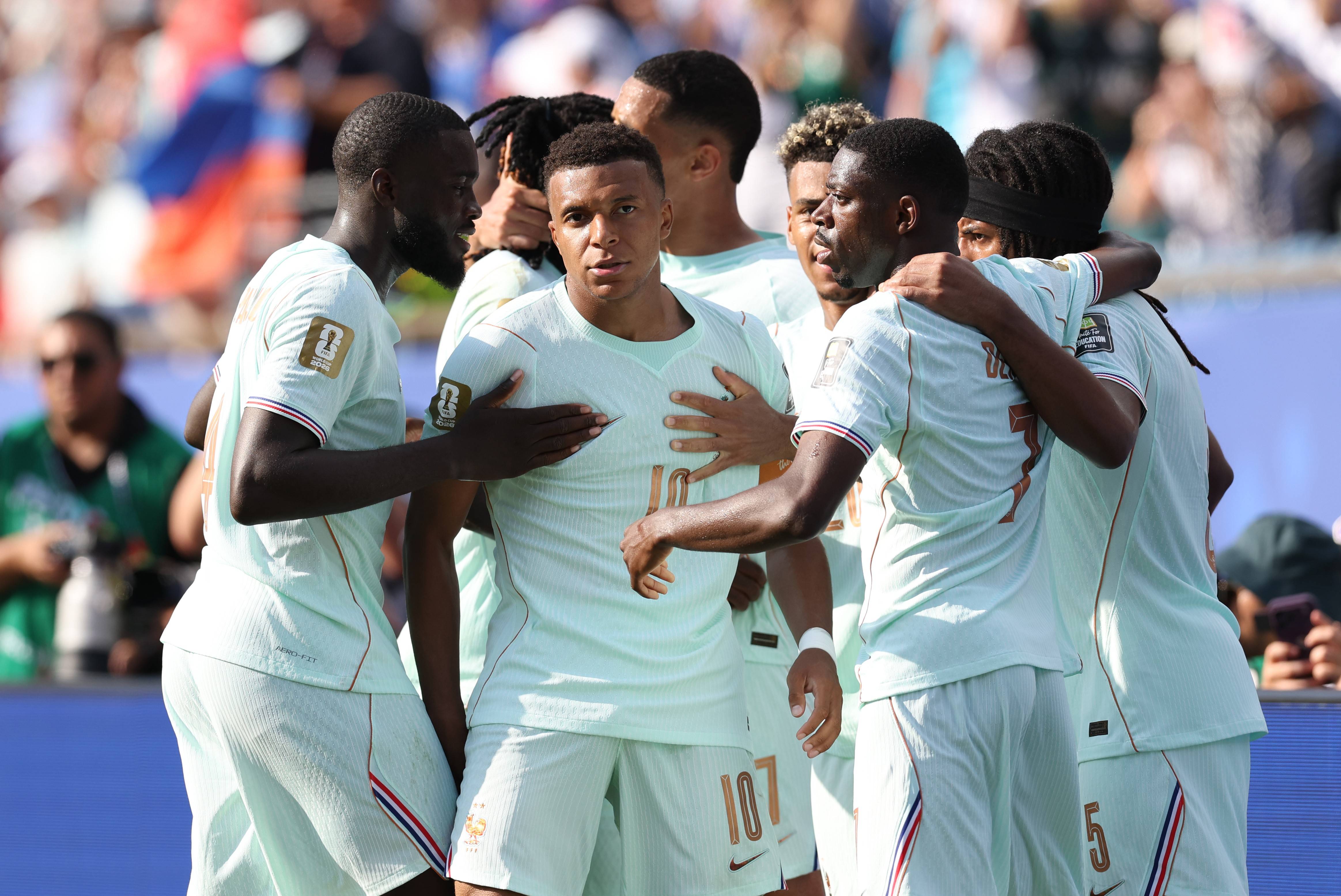 R$ 32 bilhões em campo: a disputa pelo título da Copa começa no mercado da bola