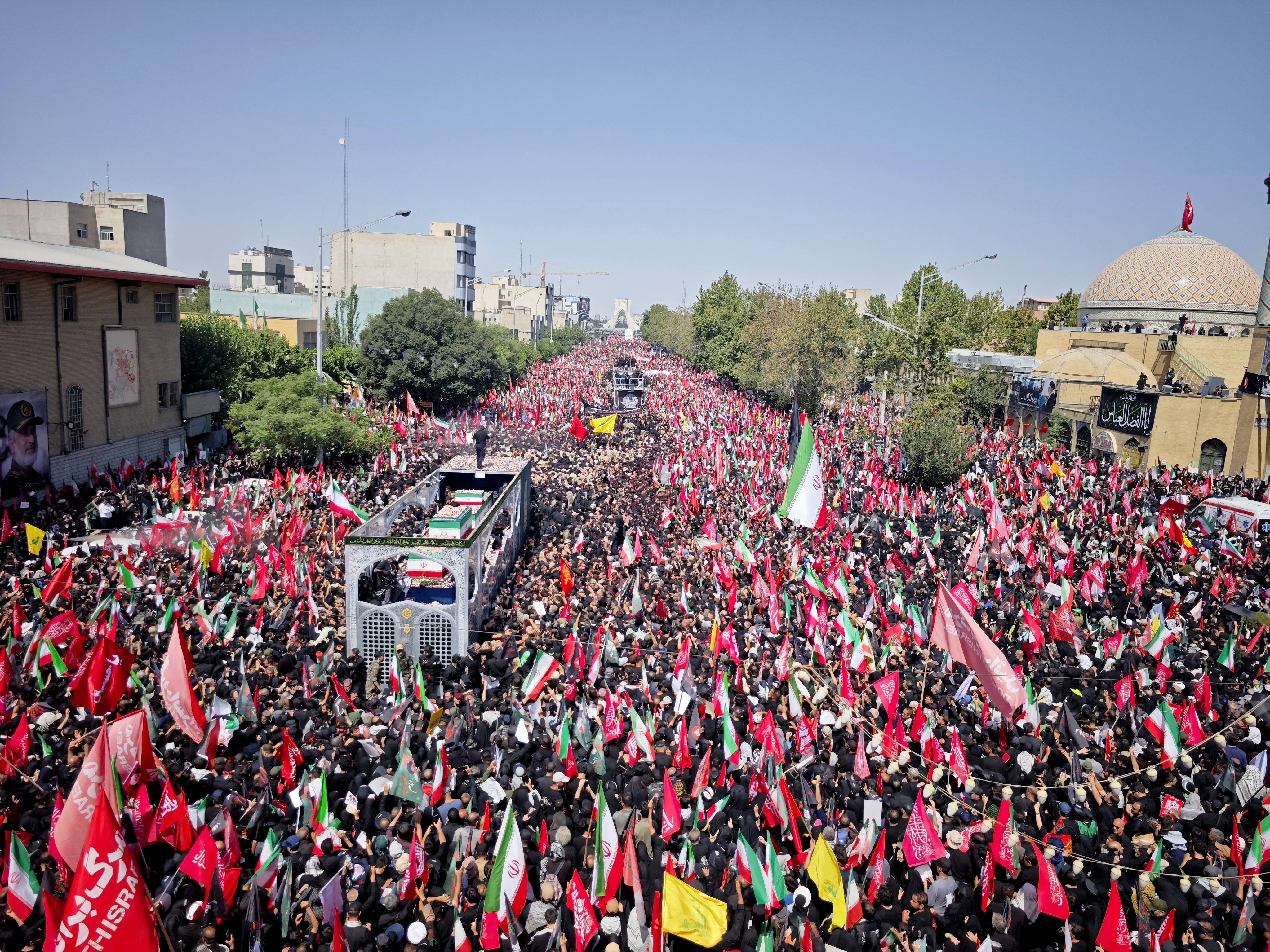 Milhares vão às ruas de Teerã para o cortejo fúnebre de Ali Khamenei
