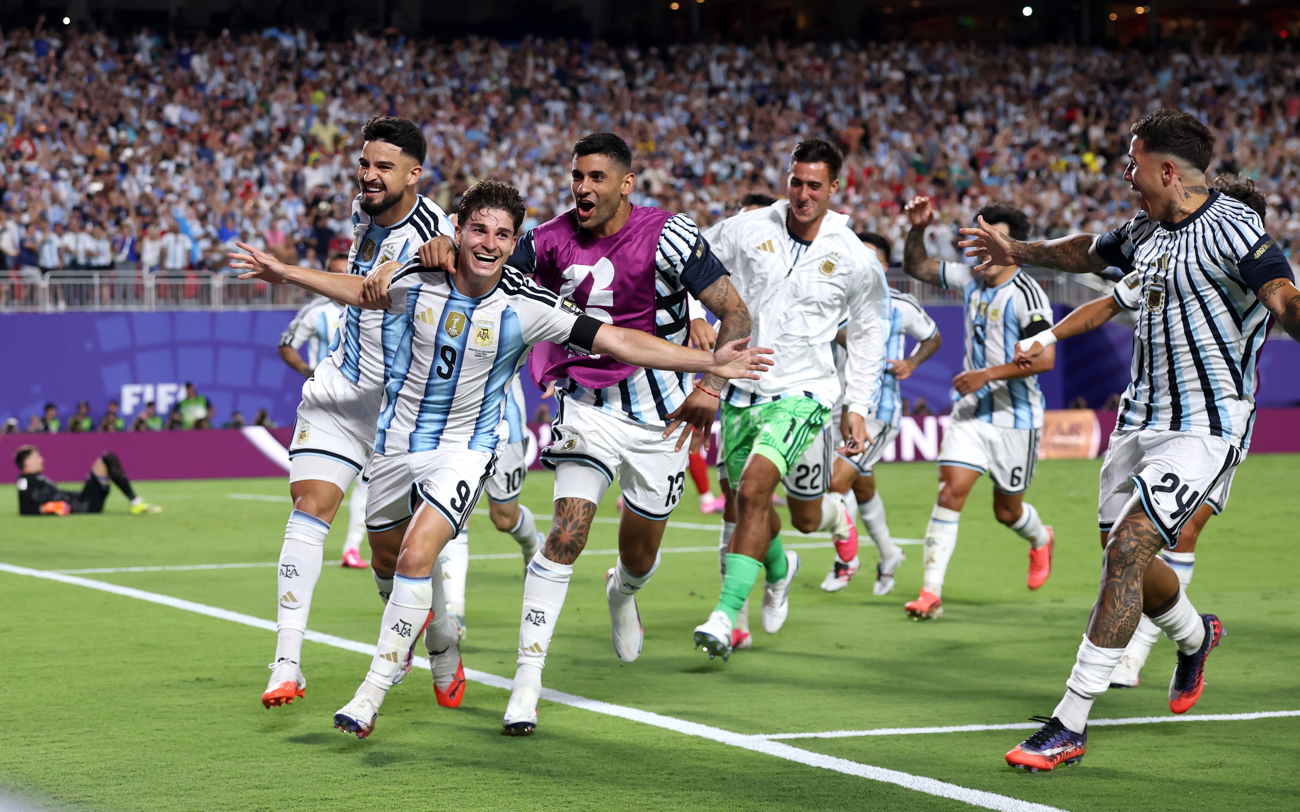 Argentina vence a Suíça em nova batalha na prorrogação e reencontra Inglaterra na semifinal