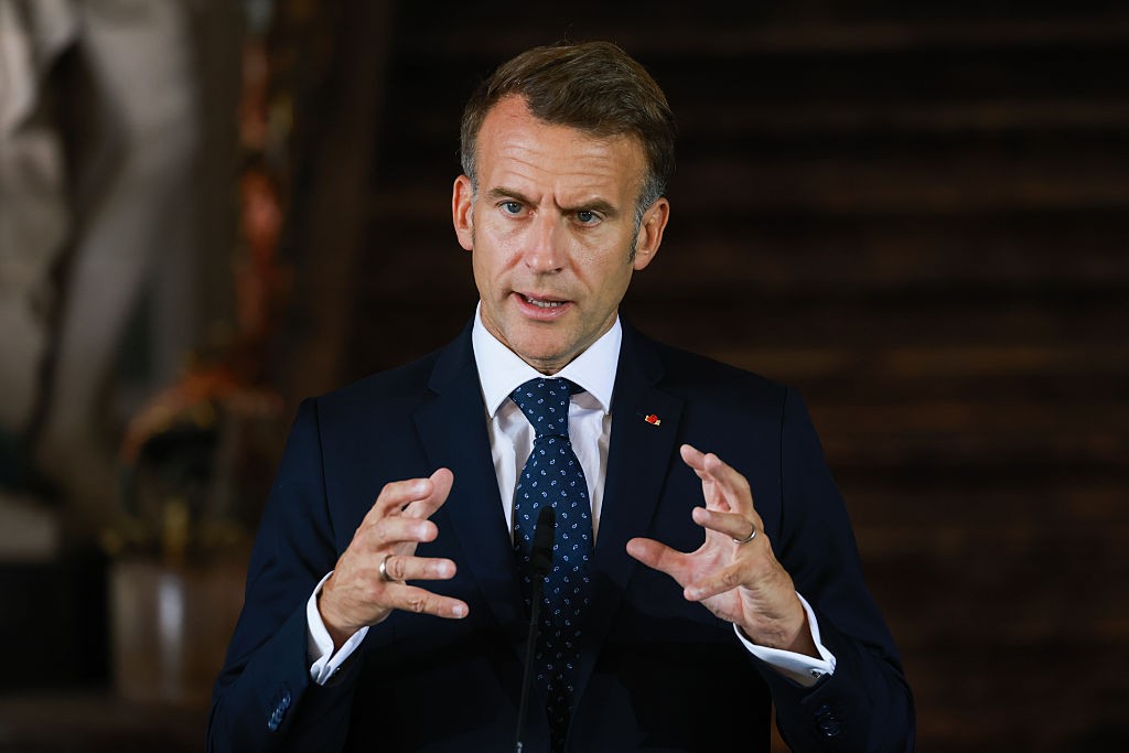 ‘Grande avanço’, diz Macron sobre aprovação da lei que proíbe redes sociais para menores de 15 anos na França