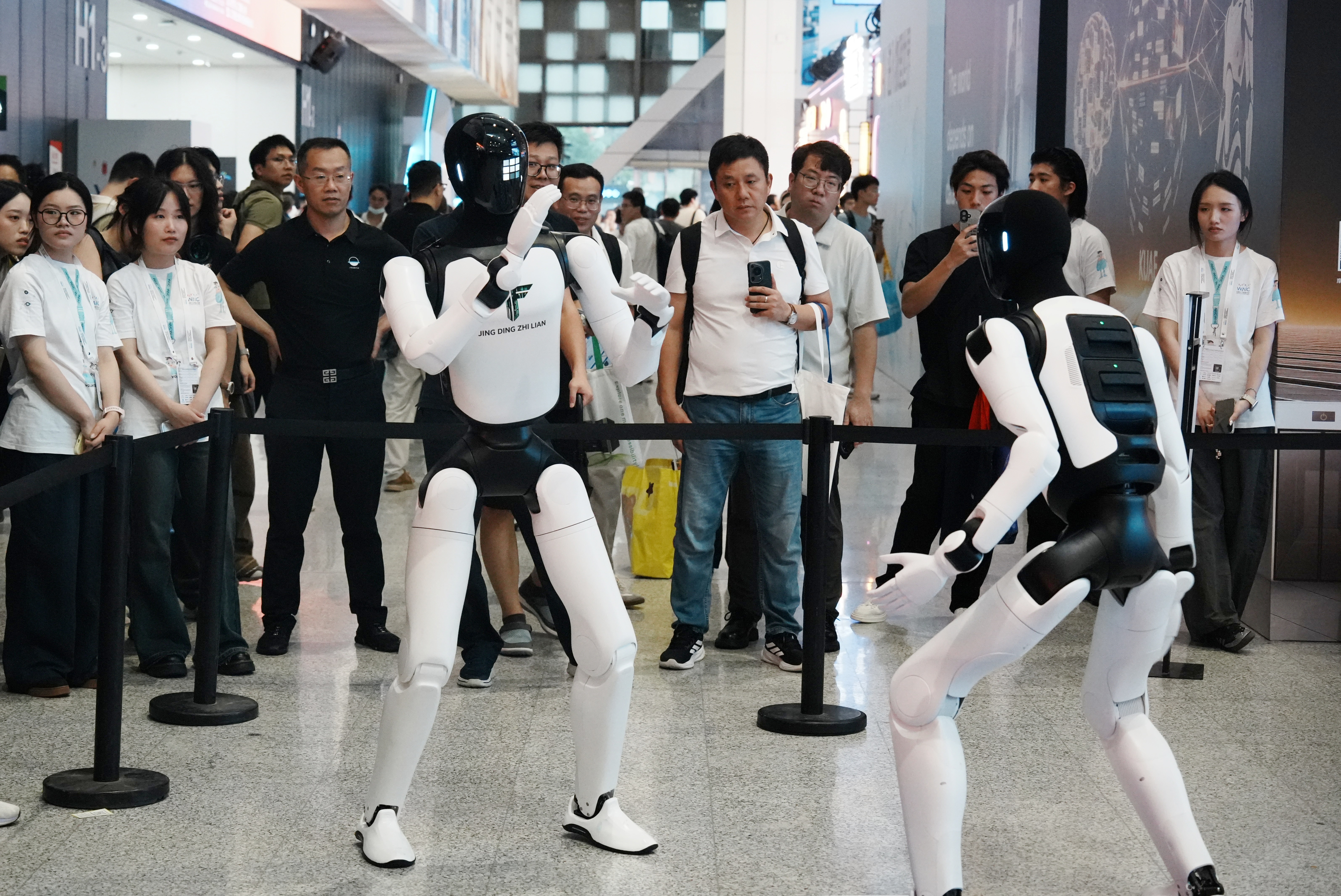 China diz já concentrar mais da metade dos robôs humanoides do mundo