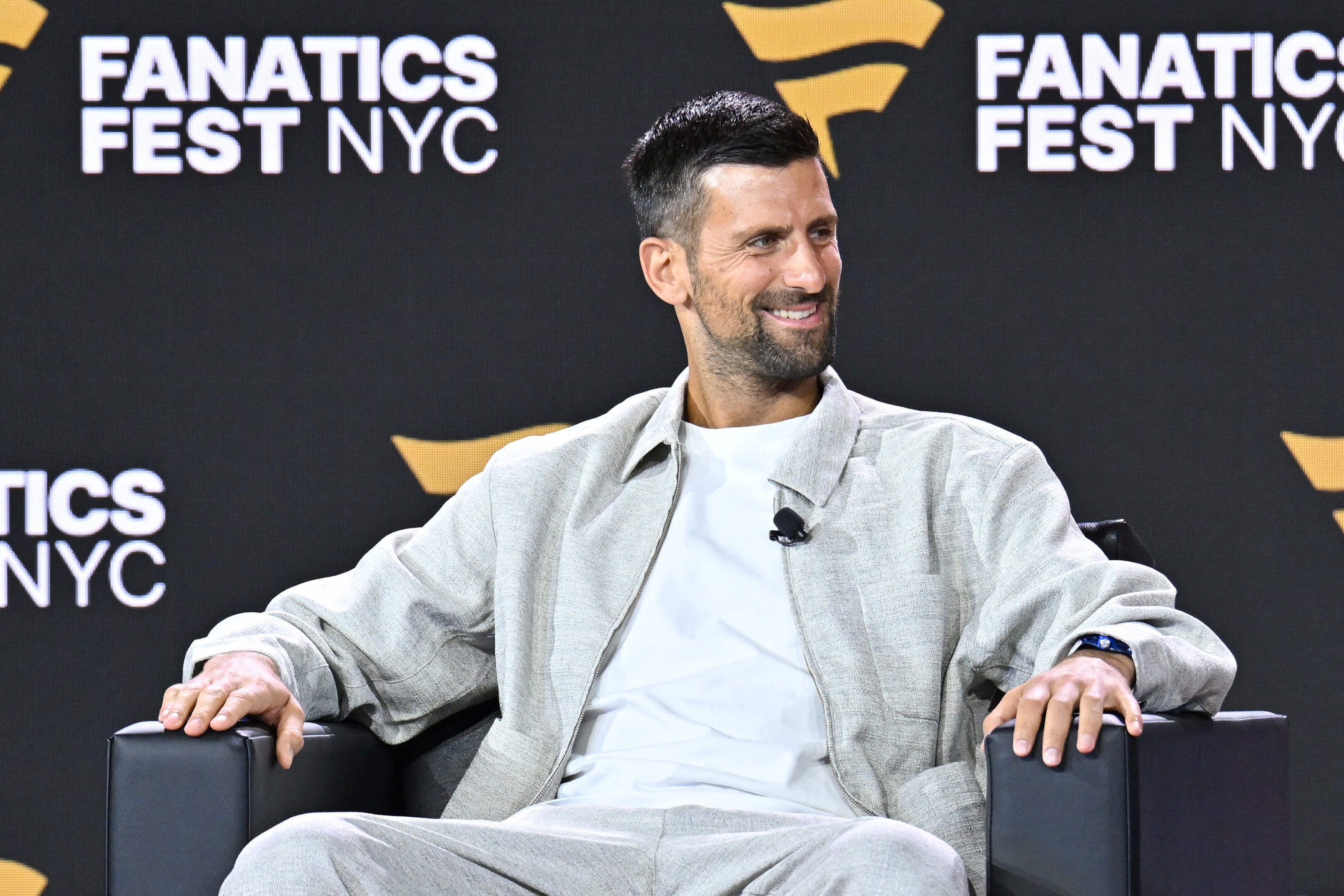 Novak Djokovic participa de chá revelação de casal de fãs em Wimbledon