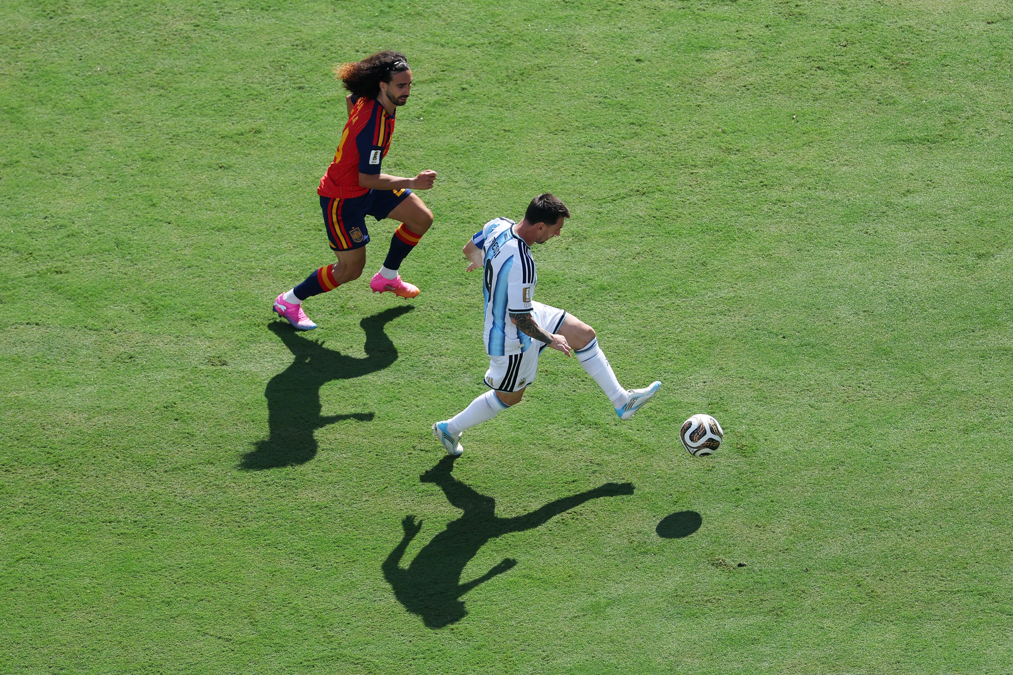 Messi é criticado por tentar ‘cavar’ expulsão de Cucurella na final