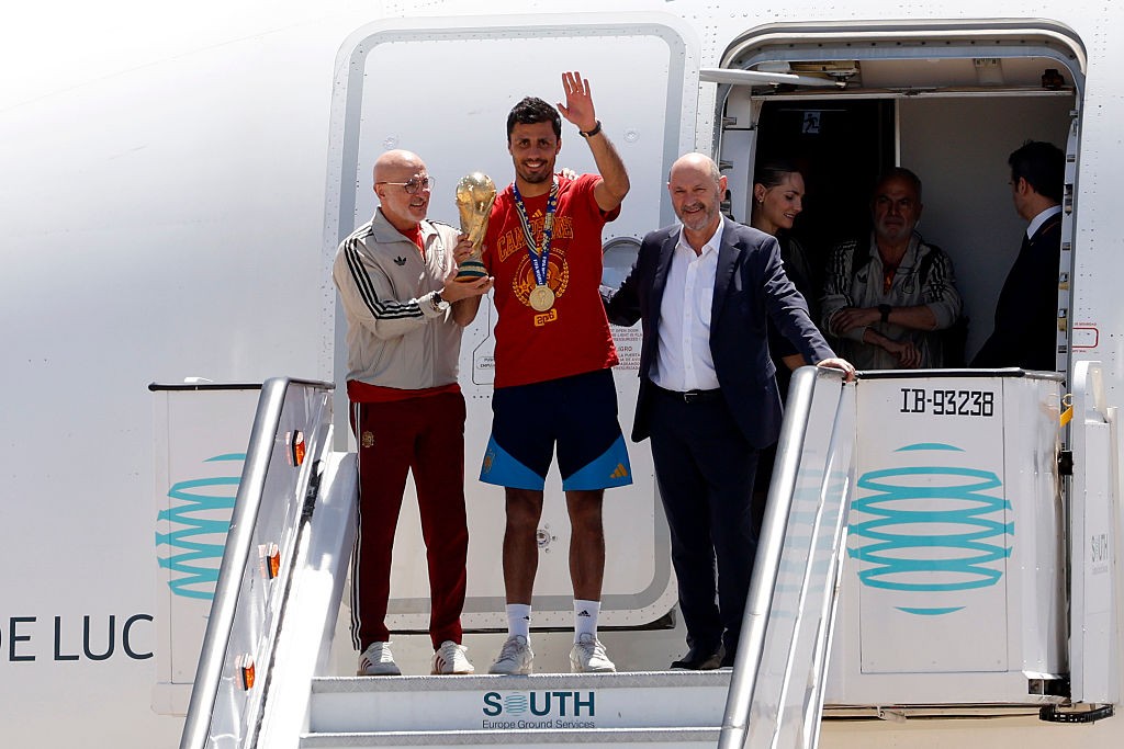 Seleção espanhola é recebida com festa em Madri