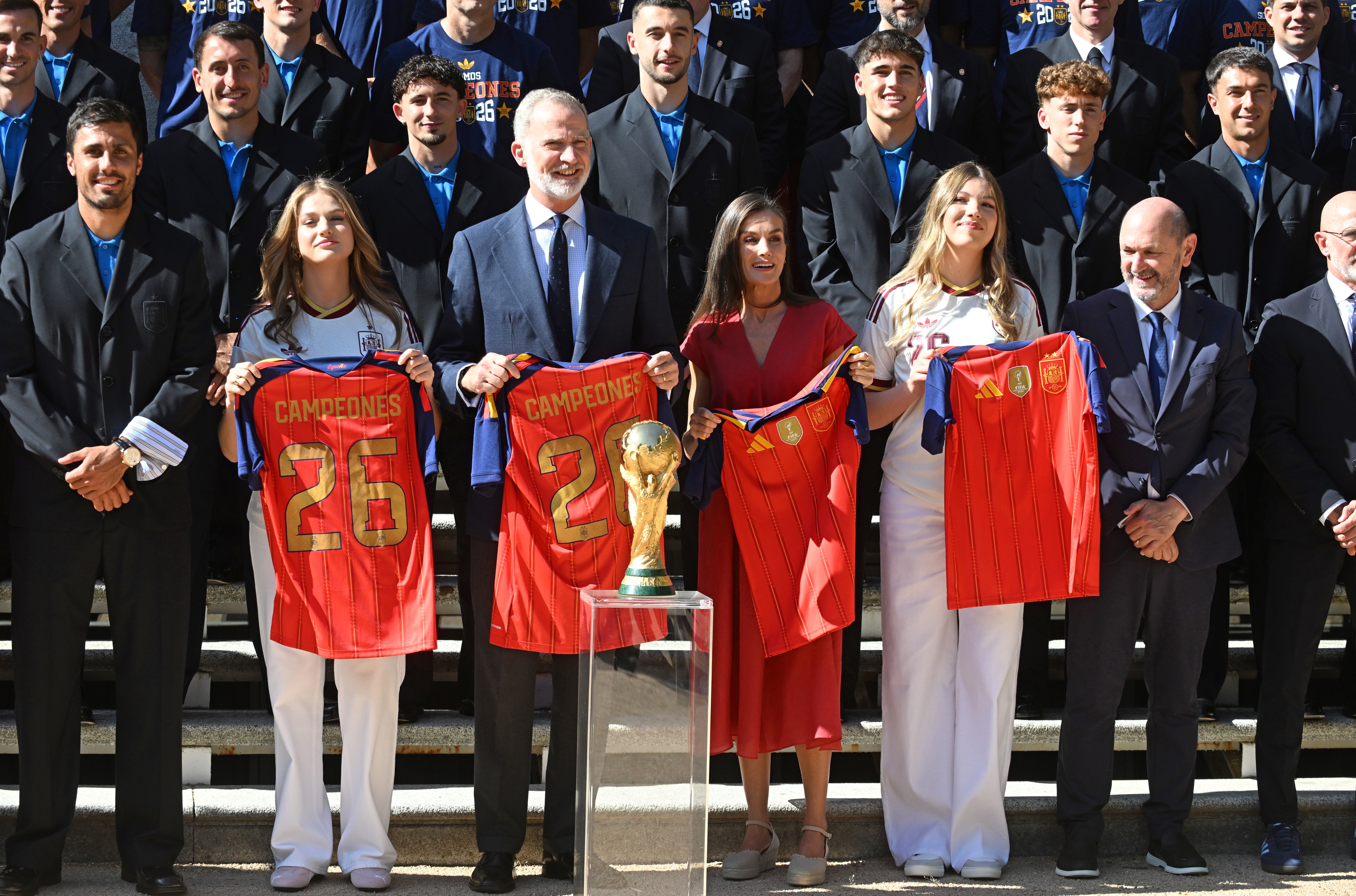 Campeã do mundo, seleção espanhola é recebida pelo Rei e torcedores nas ruas de Madri