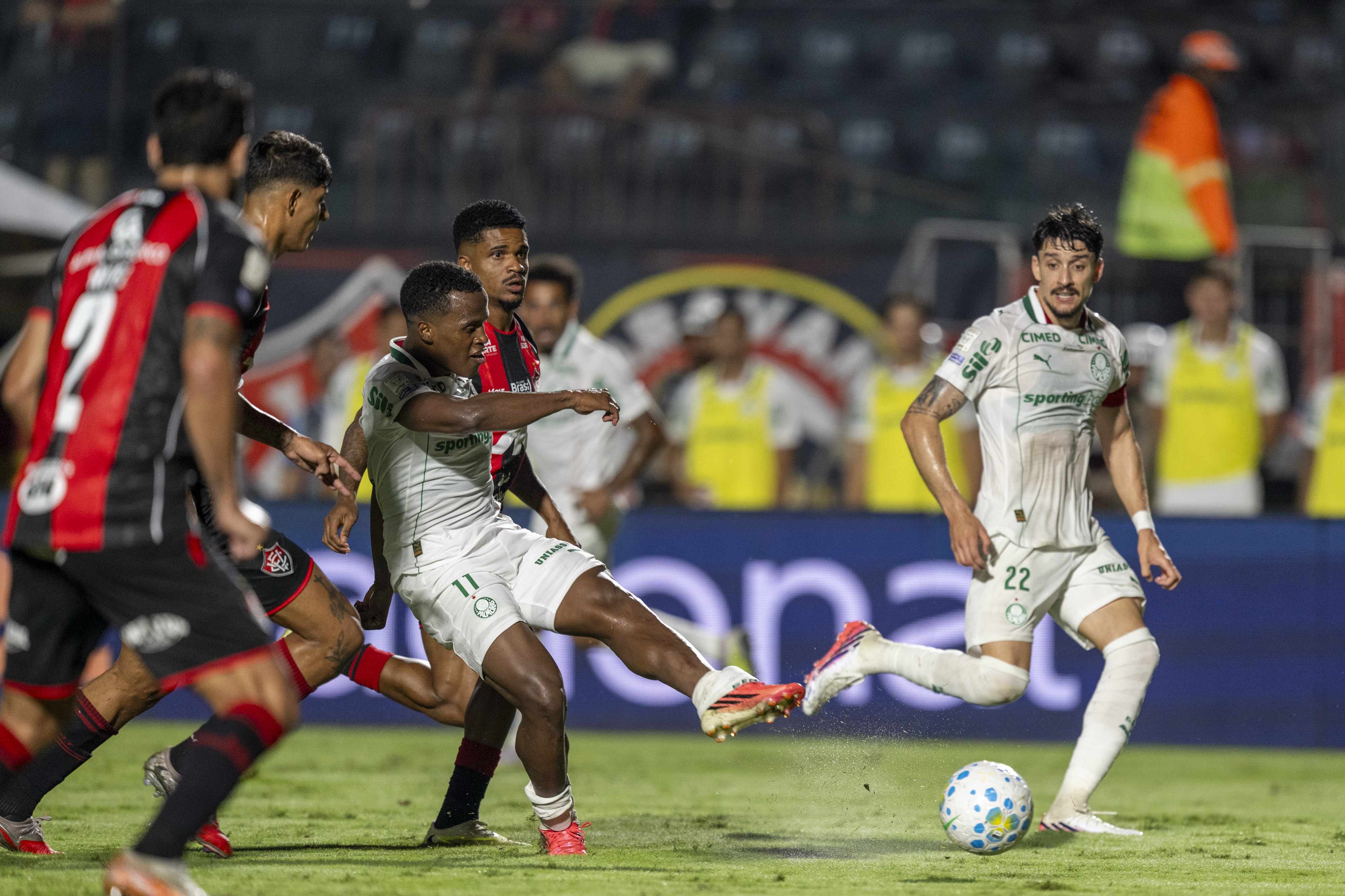 O gesto que levou à expulsão de jogador do Vitória contra o Palmeiras