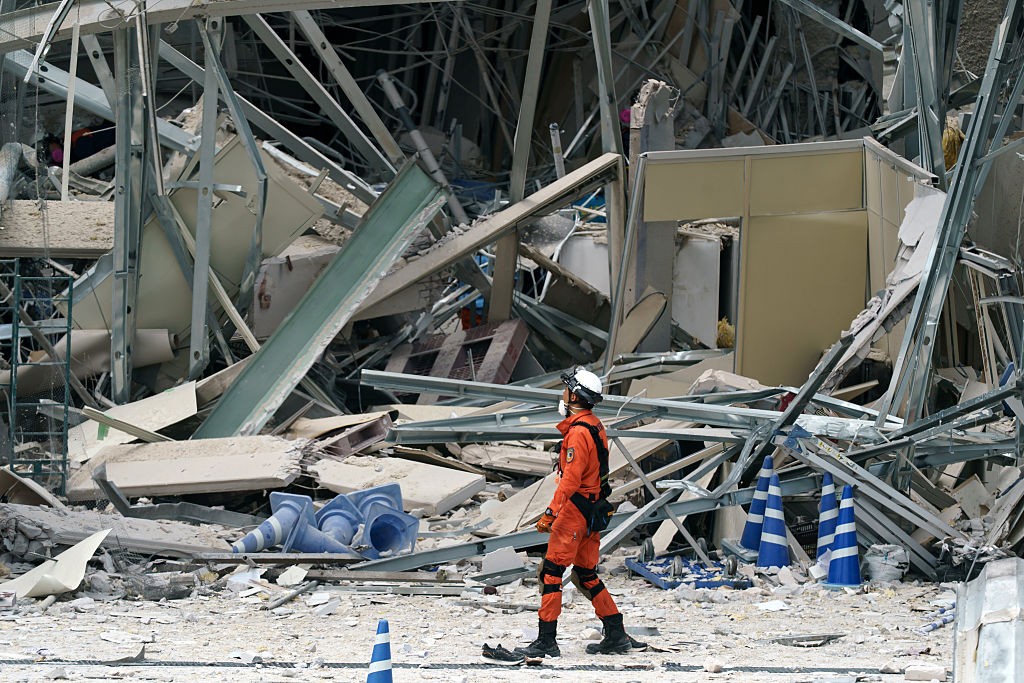 Força-tarefa busca sobreviventes após terremoto que matou 13 pessoas no Japão