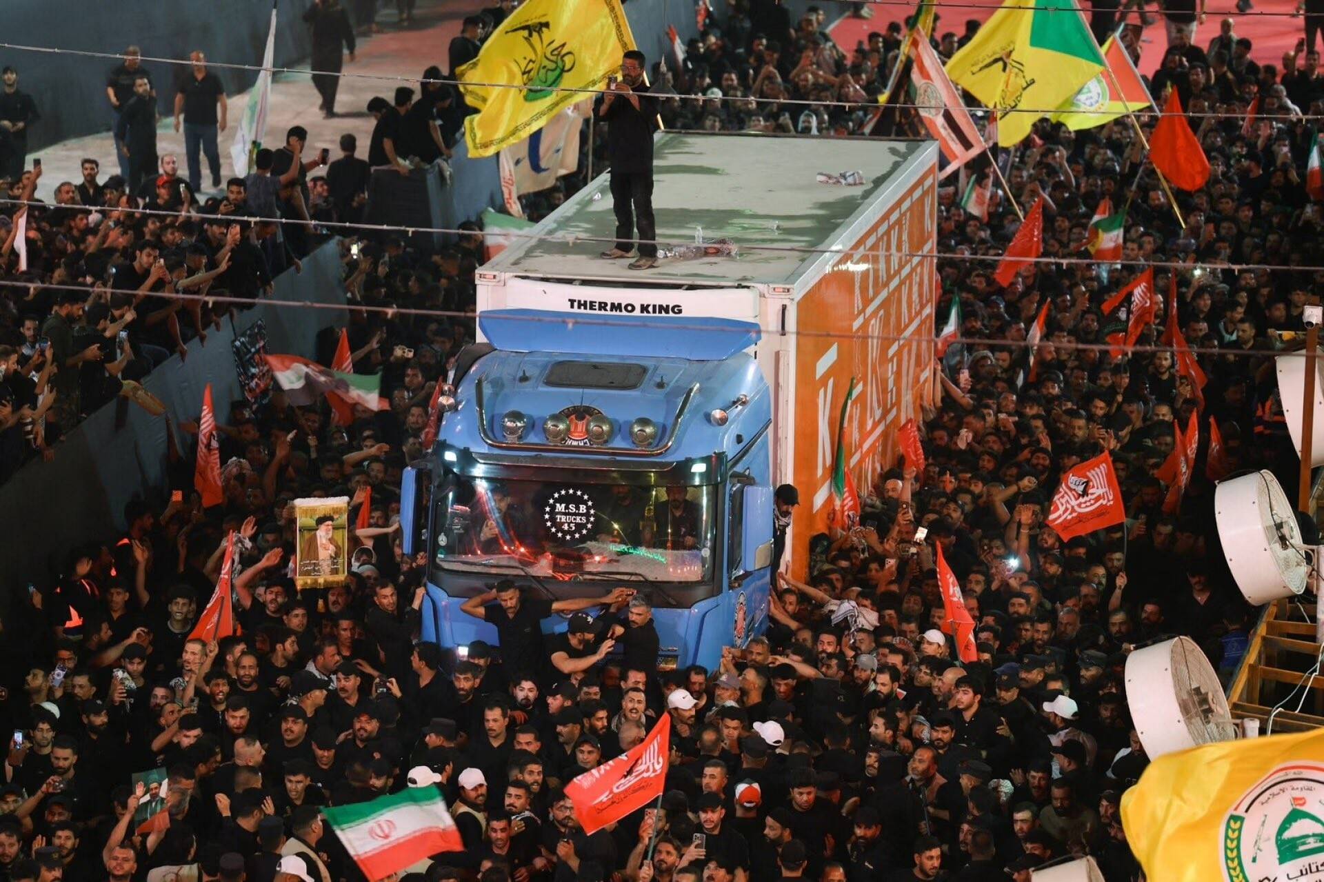 Supermercado finlandês reage ao ‘aparecer’ no funeral de Ali Khamenei