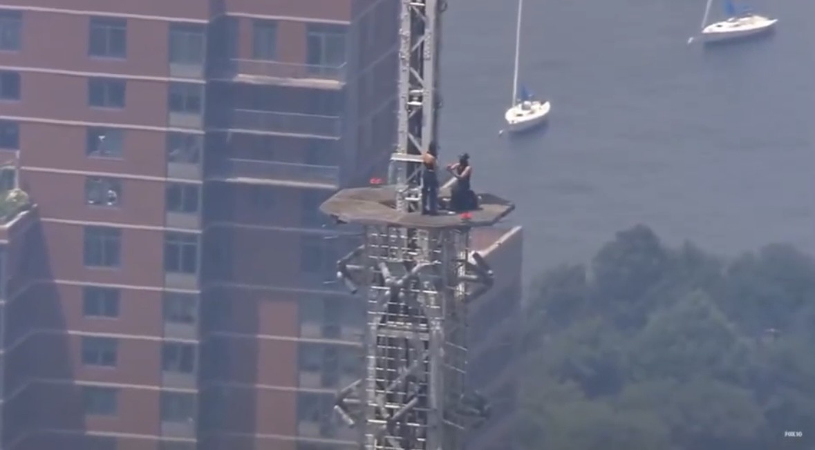 Vídeo: protesto de casal no topo do Empire State termina em pedido de casamento