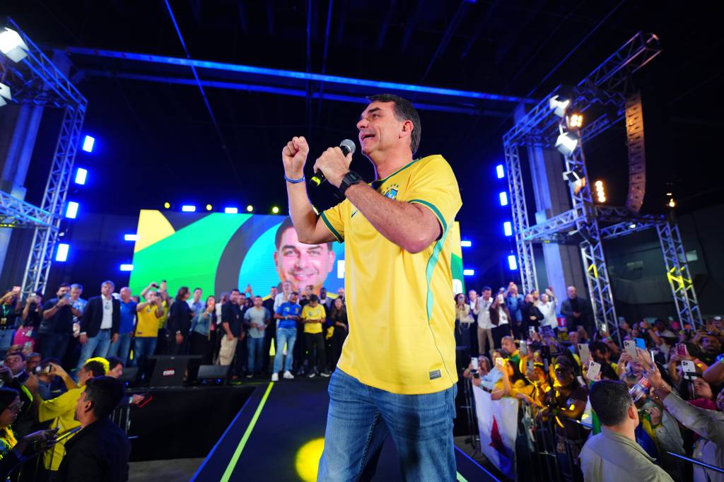 O novo gesto de Flávio para tentar ganhar terreno sobre eleitorado feminino