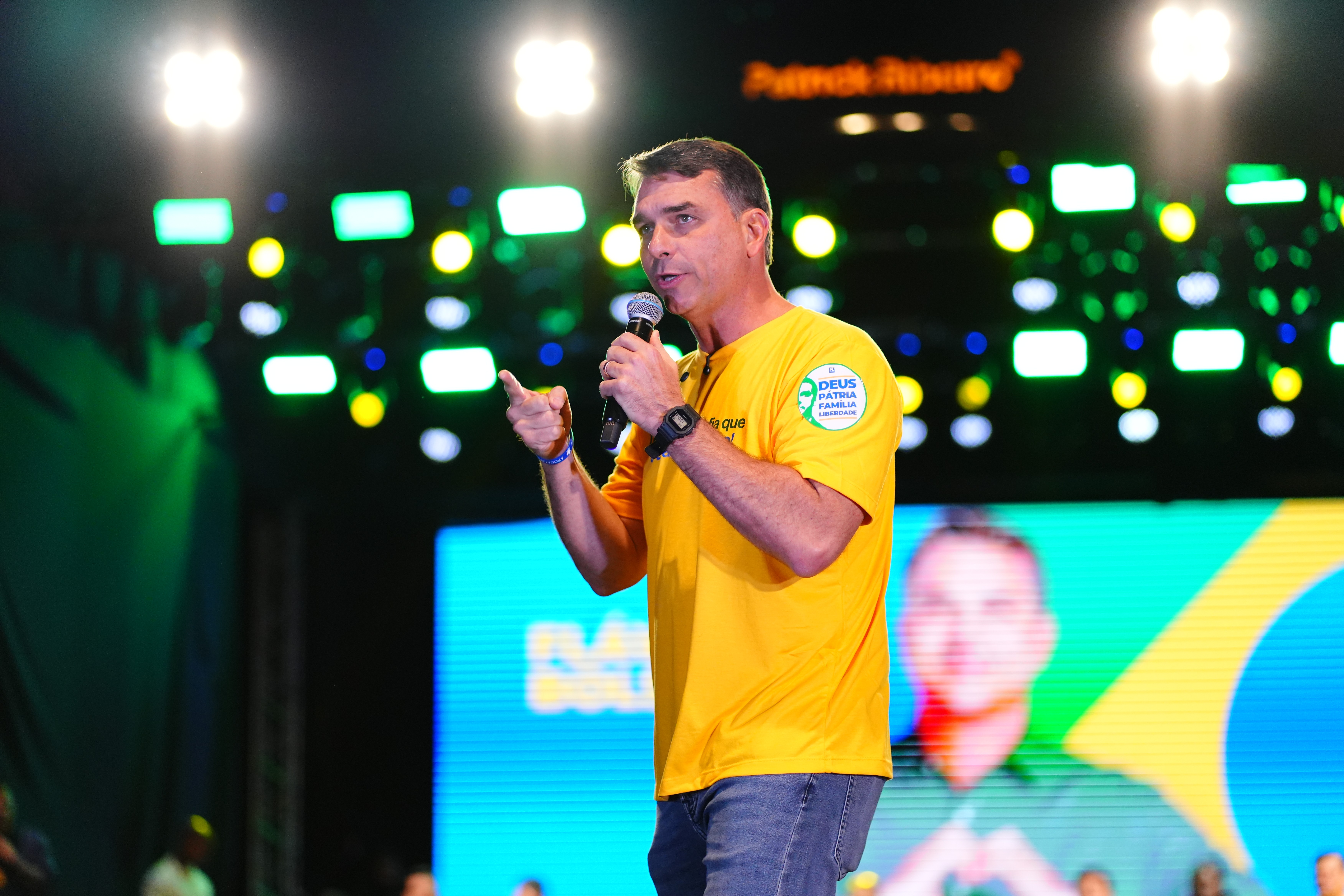 Flávio Bolsonaro anuncia nova troca de marqueteiro na campanha; veja quem assume