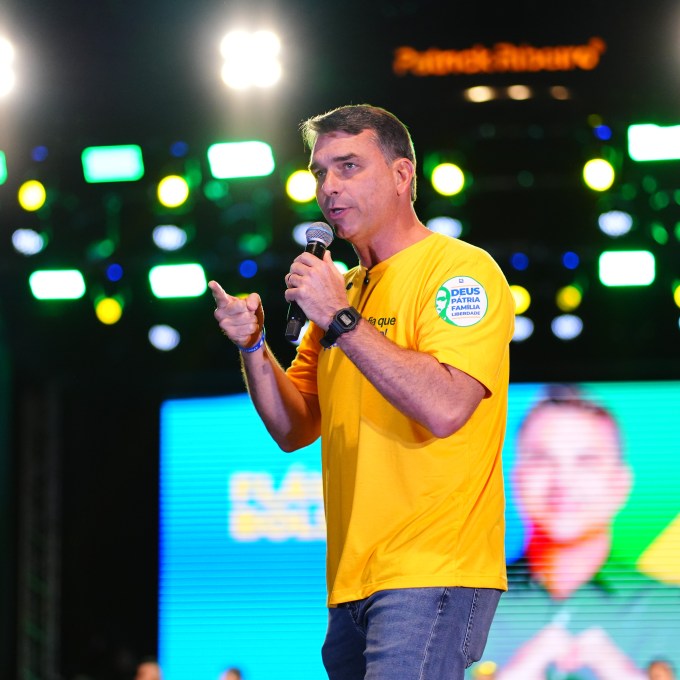 Flávio Bolsonaro anuncia nova troca de marqueteiro na campanha; veja quem assume