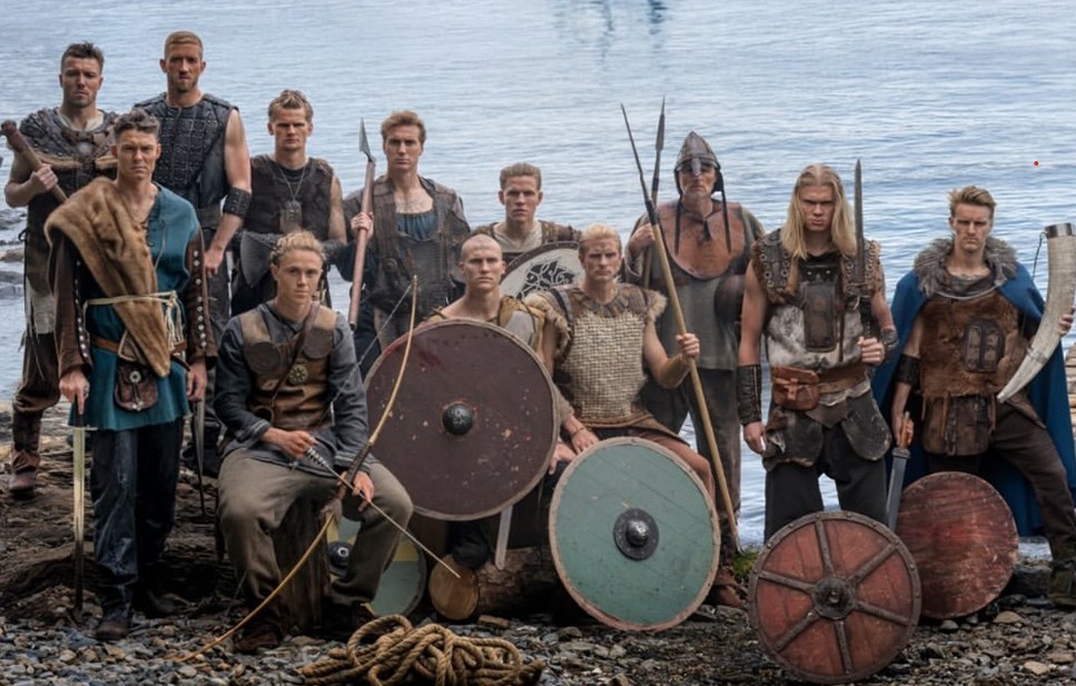 Jogadores da Noruega vestidos de vikings
