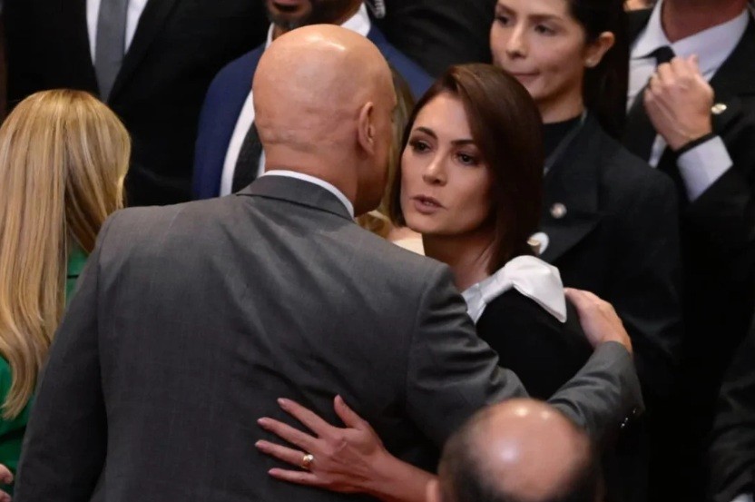 Moraes deu ‘abraço de sucuri’ em Michelle Bolsonaro, diz aliado da ex-primeira-dama