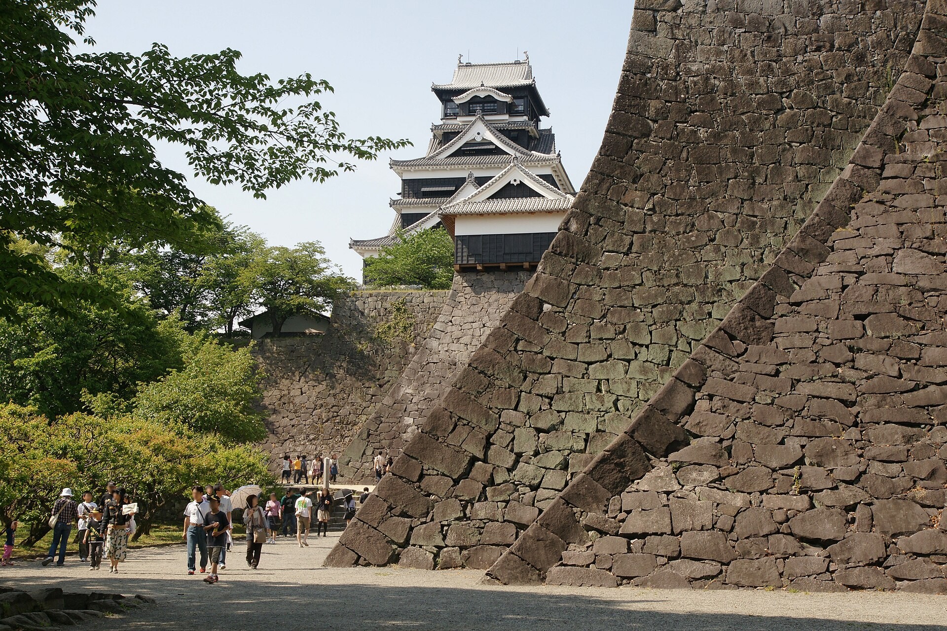 Vídeo: parede de castelo histórico de 400 anos desaba devido a terremoto no Japão