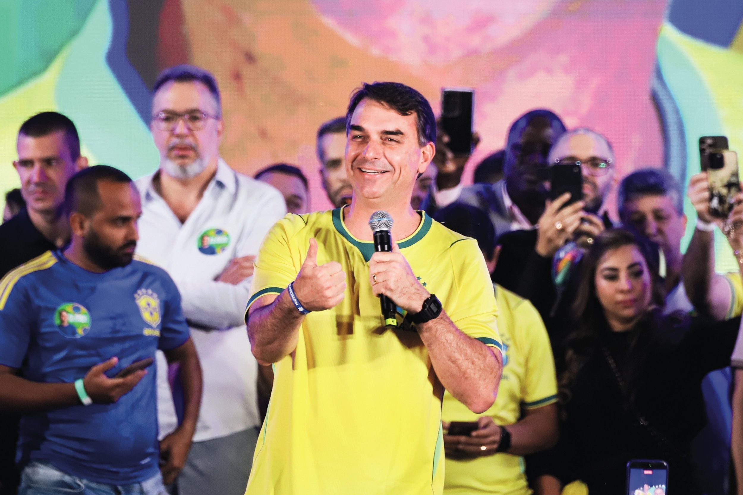 Como funcionaria o plano de internet e celular grátis de Flávio Bolsonaro