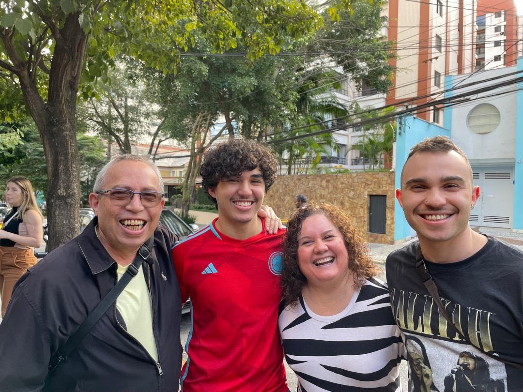 Brasileiro mobiliza ajuda para encontrar pai de 70 anos sob escombros na Venezuela